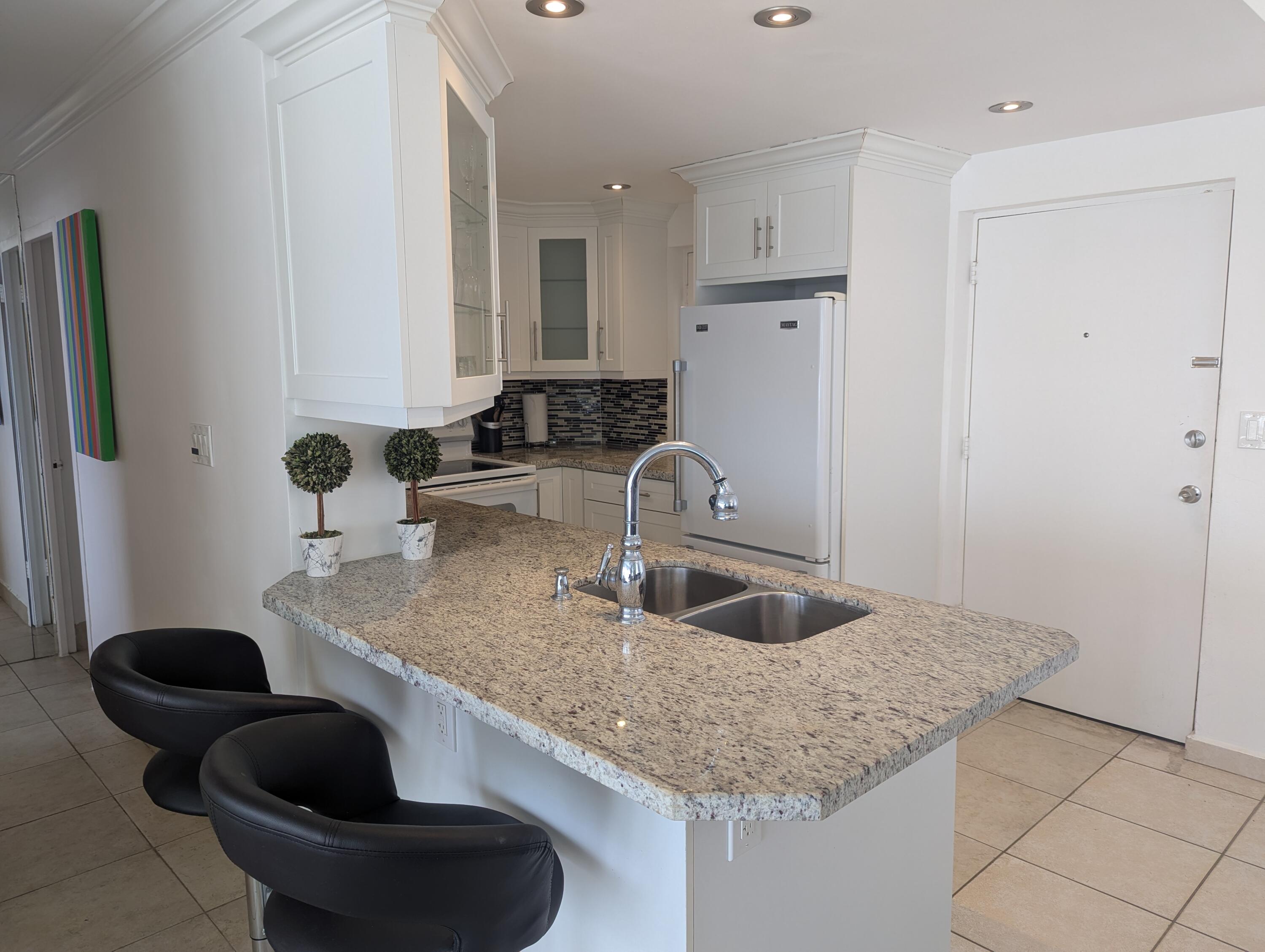 Foto de propiedad en 220 KINGS POINT Drive 501, Sunny Isles Beach, FL 33160 Sunny Isles Beach con MLS# 