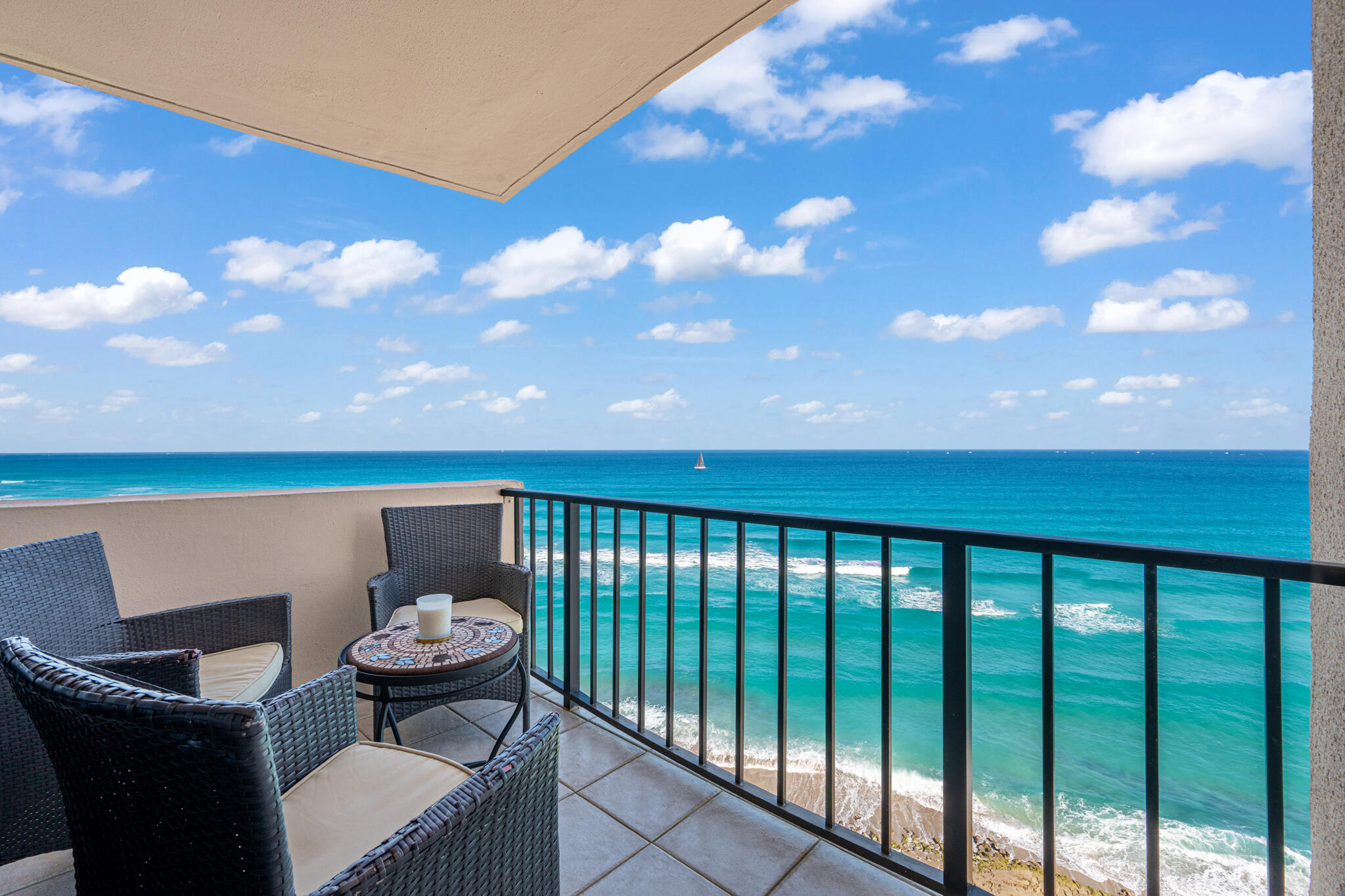 Foto de propiedad en 4200 N OCEAN Drive 1-1101, Singer Island, FL 33404 Singer Island con MLS# 