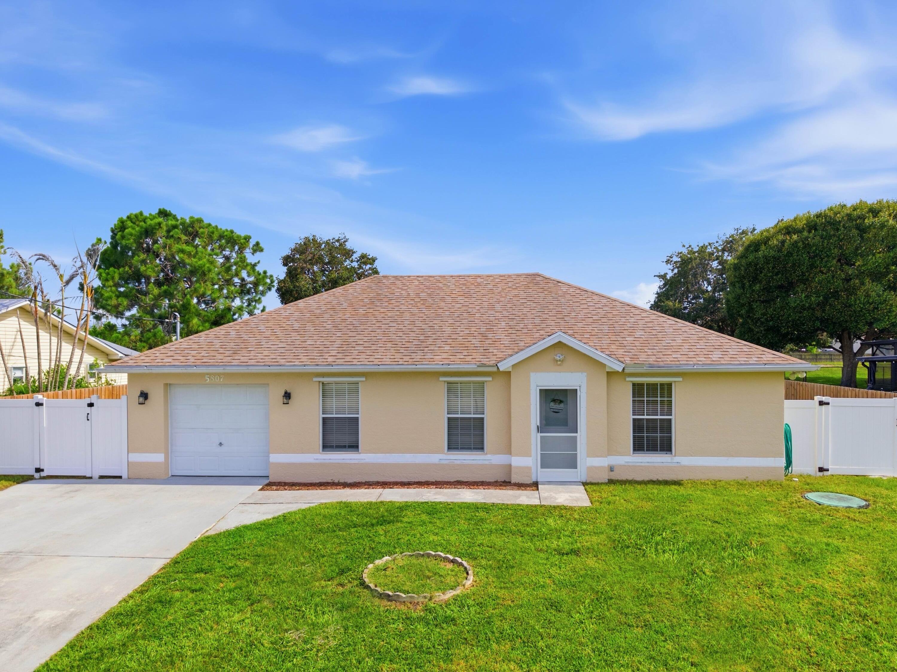 Foto de propiedad en 5807 NW BURRI Court, Port St. Lucie, FL 34986 Port St. Lucie con MLS# 