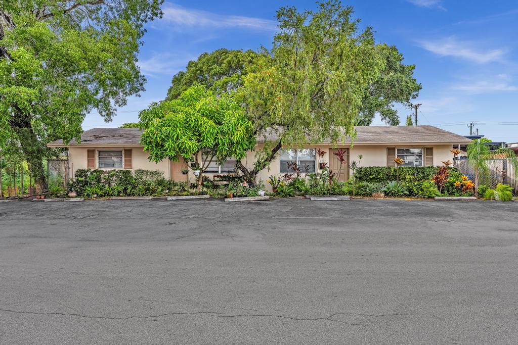 Foto de propiedad en 560-564 NE 35th Street, Oakland Park, FL 33334 Oakland Park con MLS# 