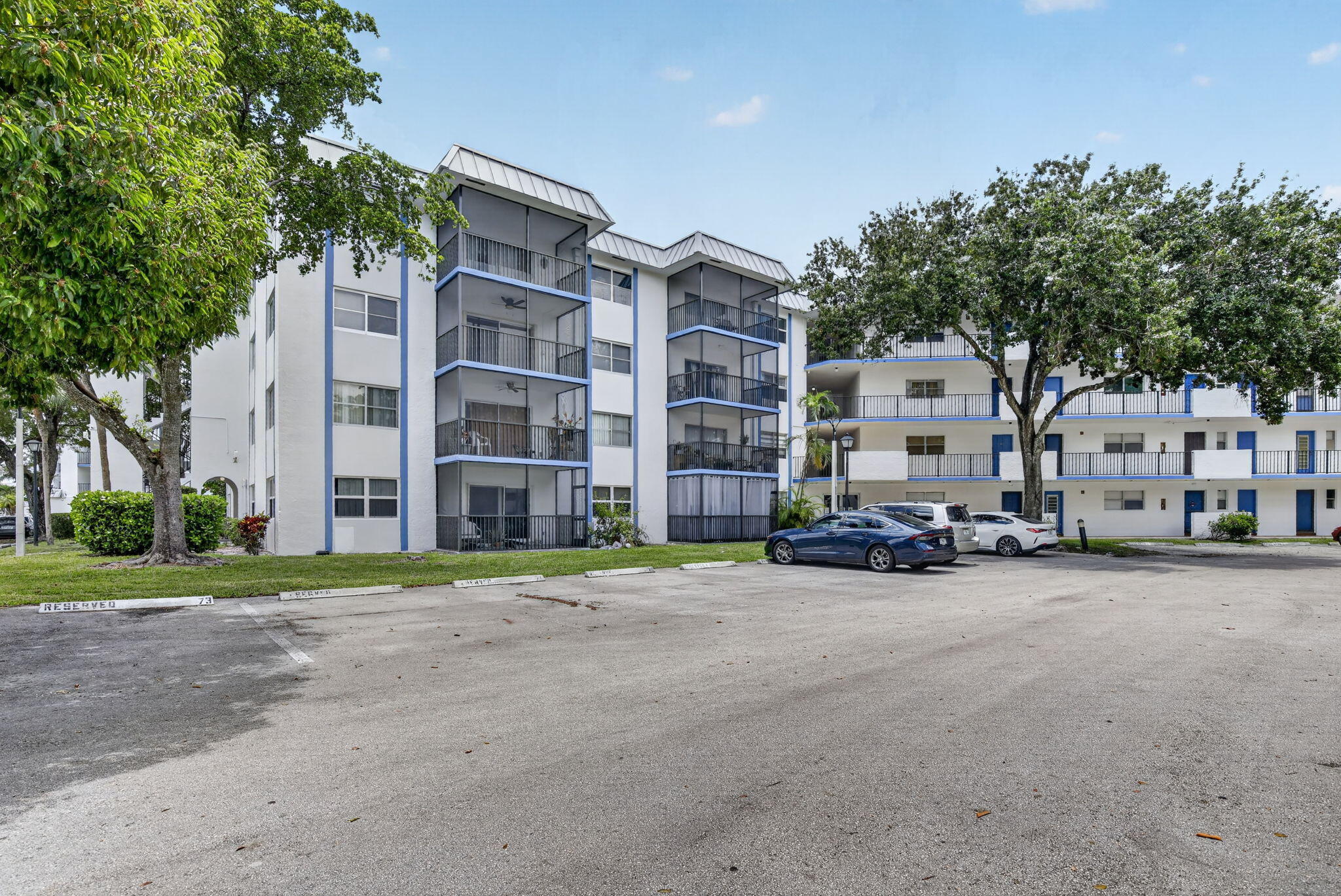 Foto de propiedad en 6001 N Falls Circle Drive 306, Lauderhill, FL 33319 Lauderhill con MLS# 
