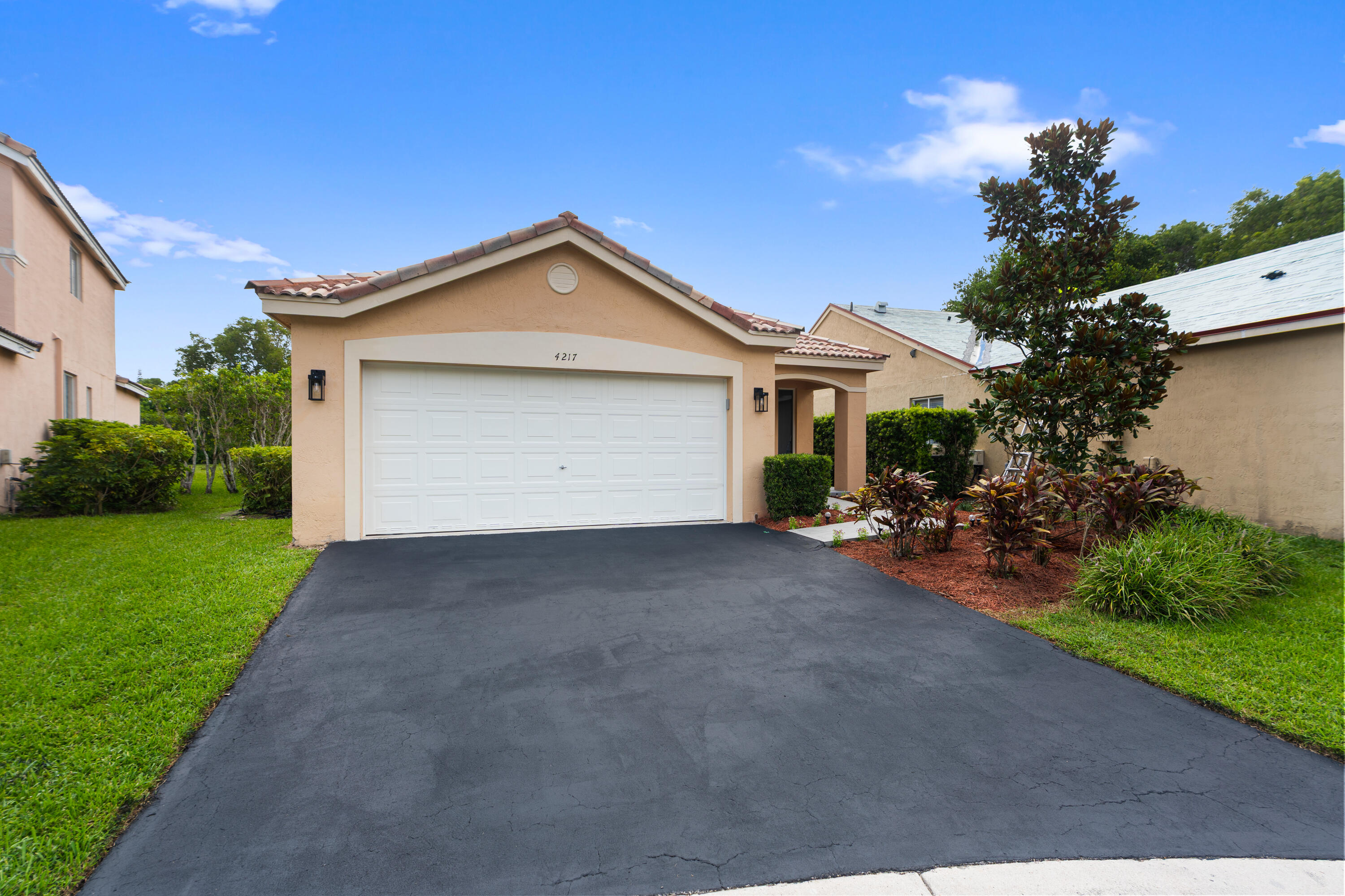 Foto de propiedad en 4217 Cherrywood Court, Weston, FL 33331 Weston con MLS# 