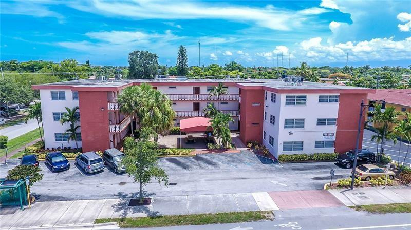 Foto de propiedad en 4800 Hollywood Boulevard 3E, Hollywood, FL 33021 Hollywood con MLS# 