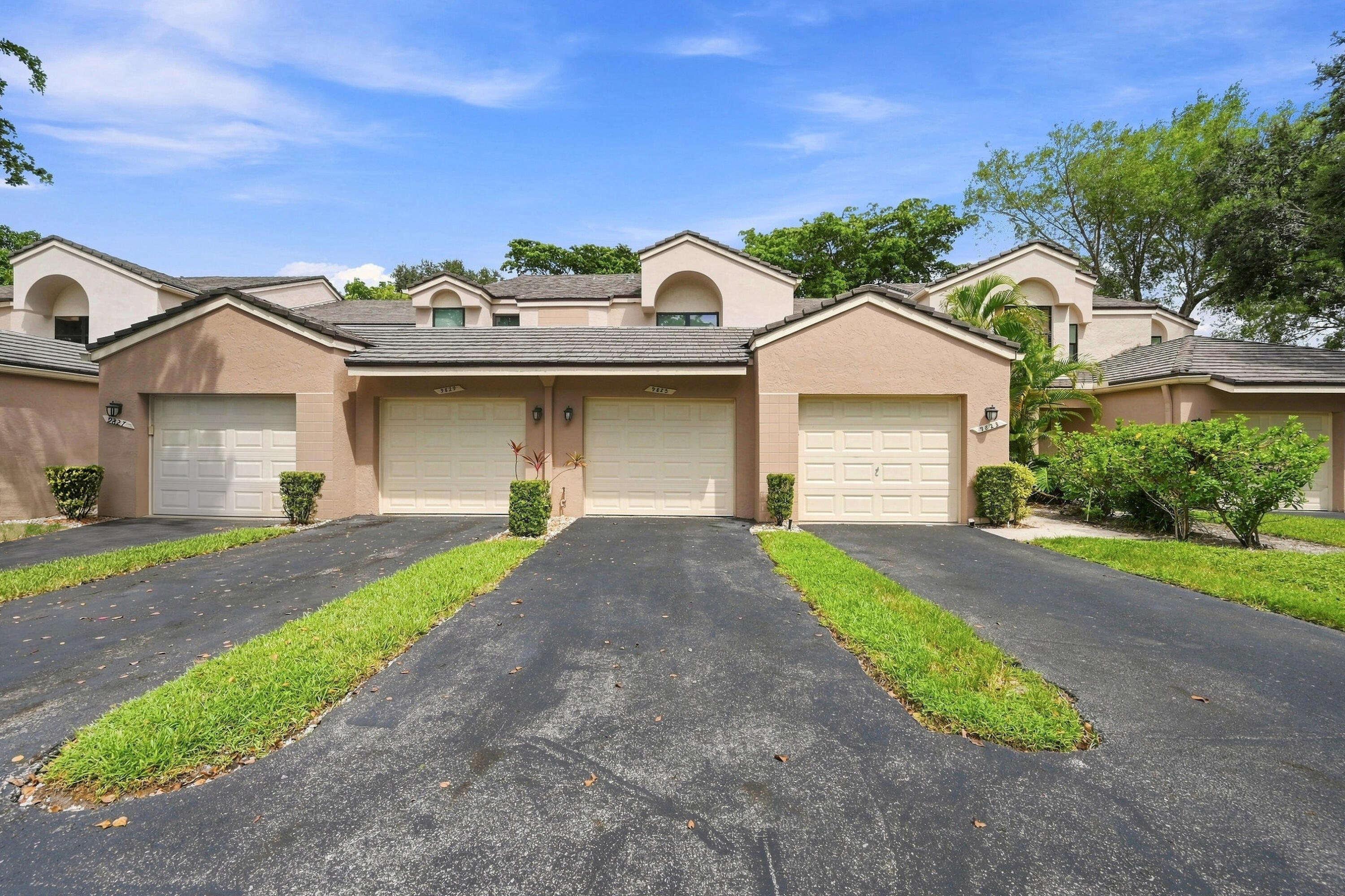 Foto de propiedad en 9825 NW 1ST Court, Plantation, FL 33324 Plantation con MLS# 