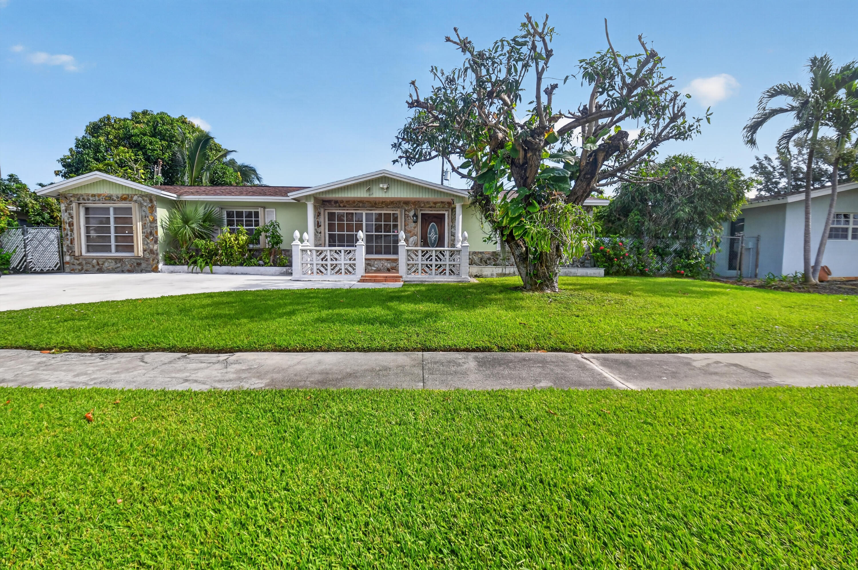 Foto de propiedad en 1826 16TH Avenue N, Lake Worth Beach, FL 33460 Lake Worth Beach con MLS# 