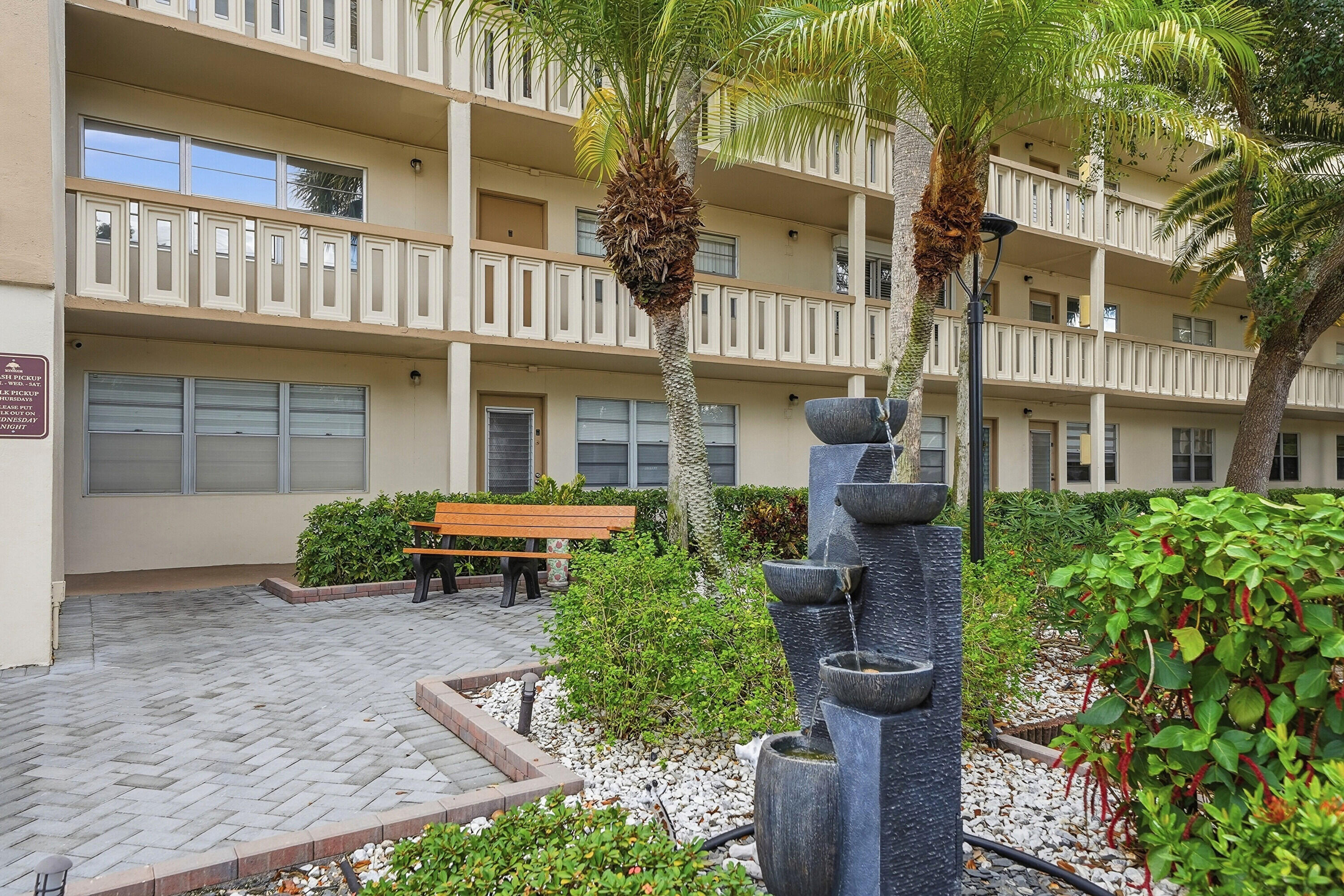 Foto de propiedad en 2405 Antigua Circle L1, Coconut Creek, FL 33066 Coconut Creek con MLS# 