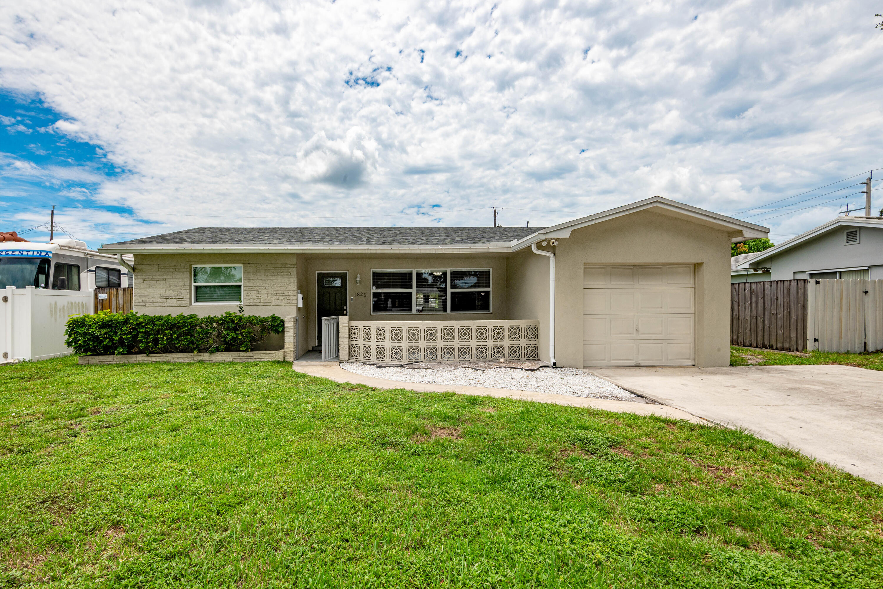 Foto de propiedad en 1820 N 46TH Avenue, Hollywood, FL 33021 Hollywood con MLS# 