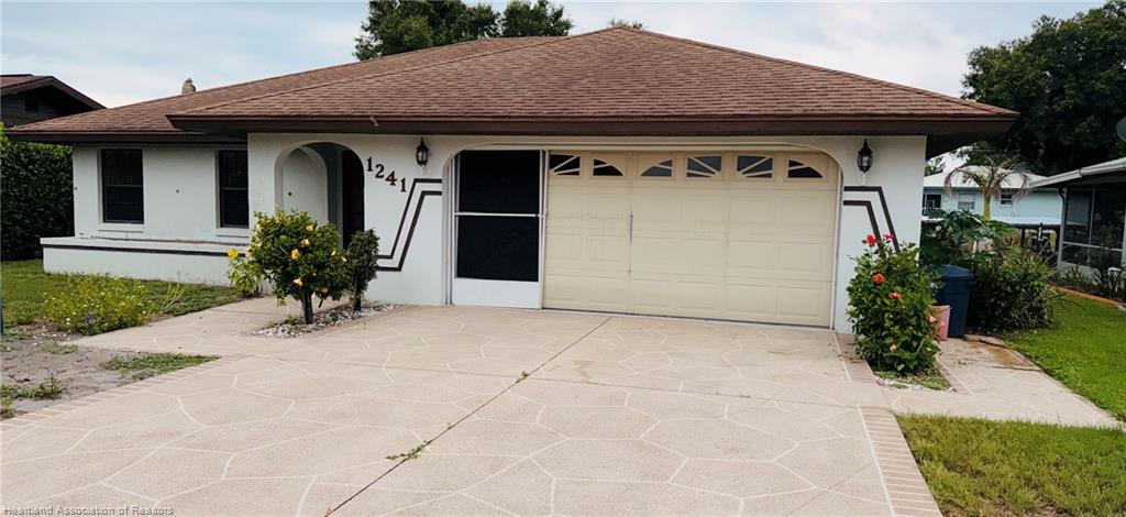 Foto de propiedad en 1241 SHAMROCK Drive, Sebring, FL 33875 Sebring con MLS# 