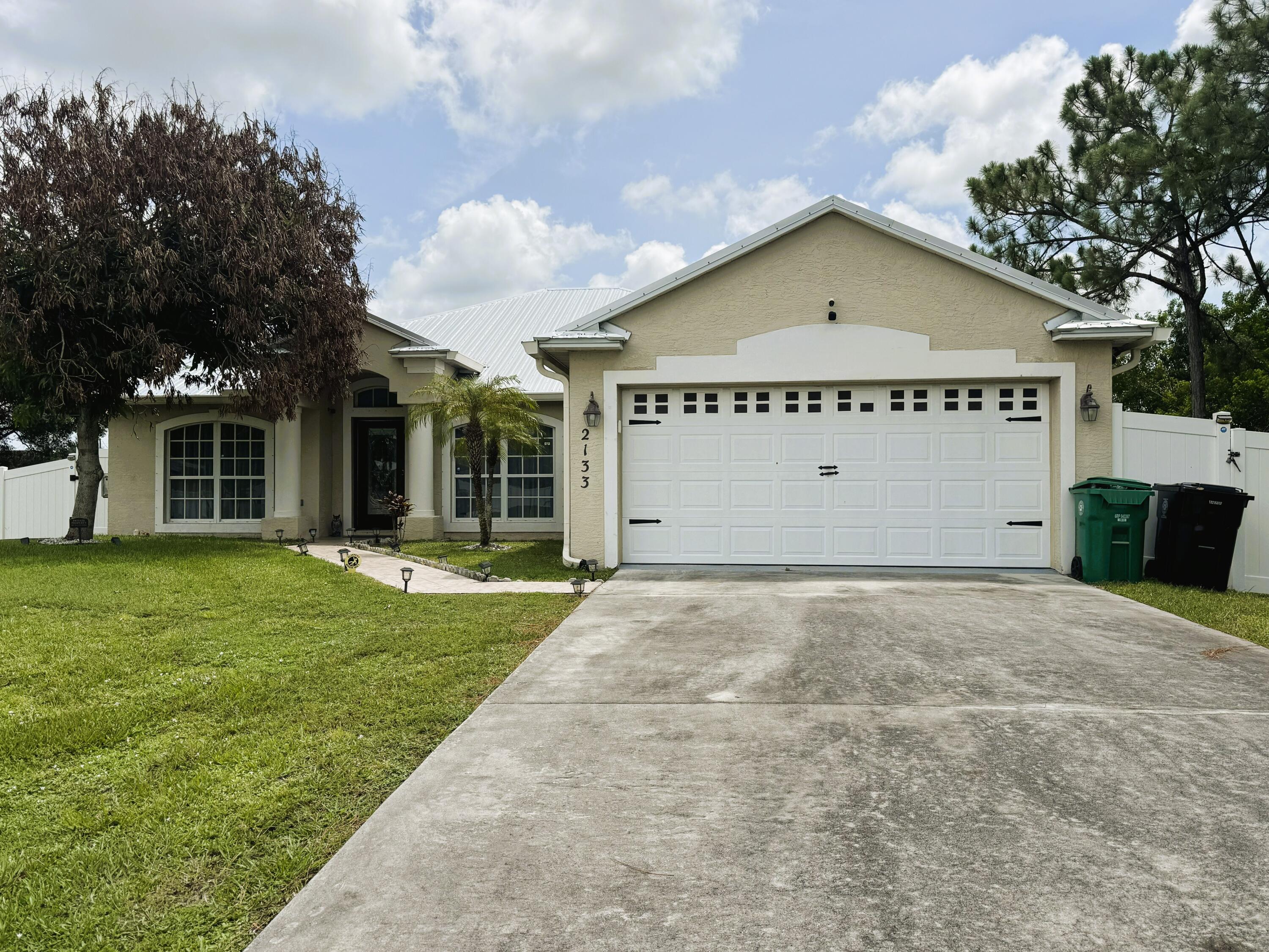 Foto de propiedad en 2133 SW LARCHMONT Lane, Port St. Lucie, FL 34984 Port St. Lucie con MLS# 