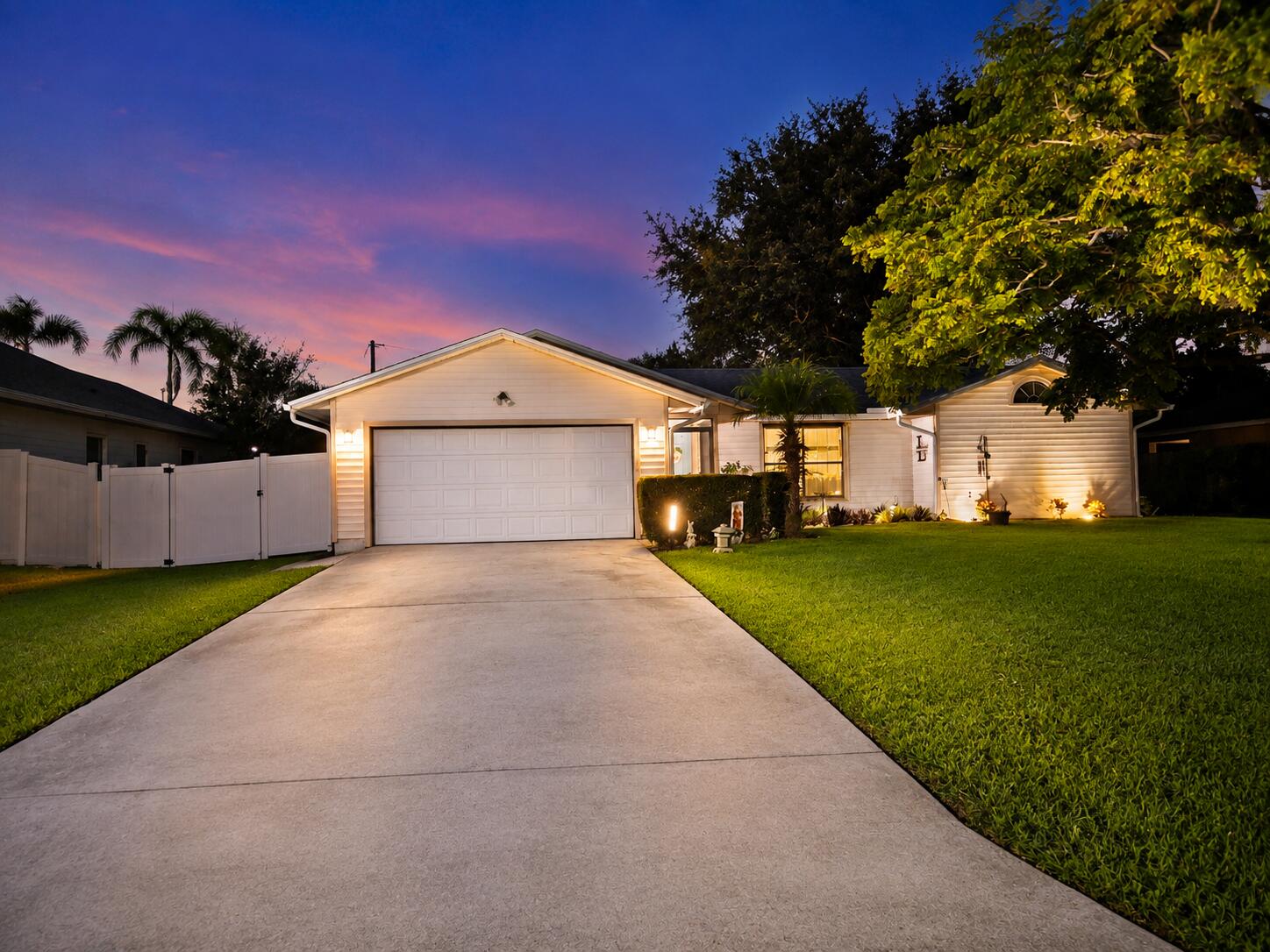Foto de propiedad en 1712 SW STARMAN Avenue, Port St. Lucie, FL 34953 Port St. Lucie con MLS# 