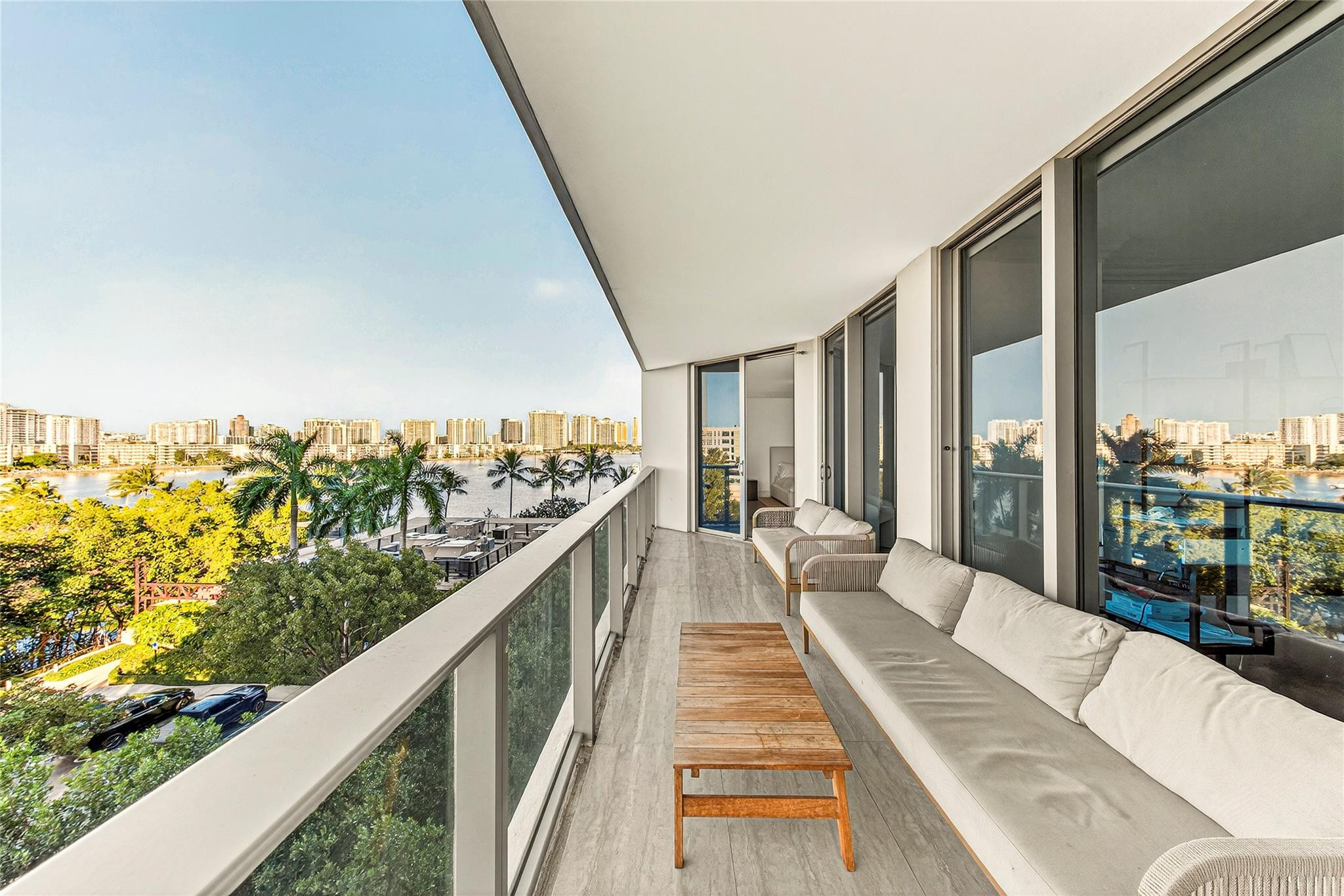 Foto de propiedad en 17301 Biscayne Boulevard 506, North Miami Beach, FL 33160 North Miami Beach con MLS# 
