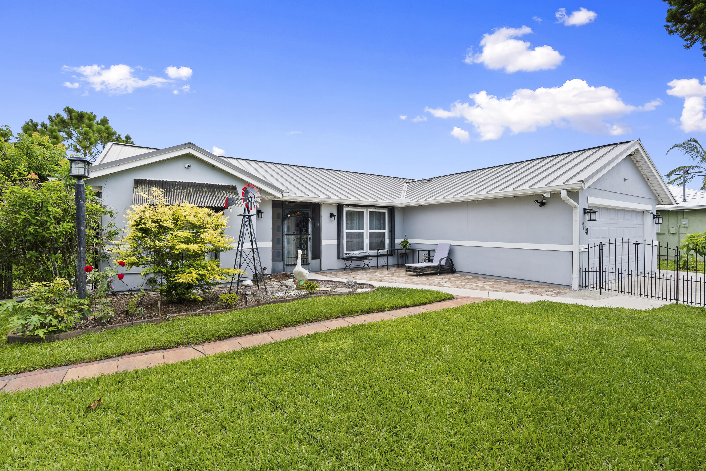 Foto de propiedad en 718 SW ABRAHAM Avenue, Port St. Lucie, FL 34953 Port St. Lucie con MLS# 