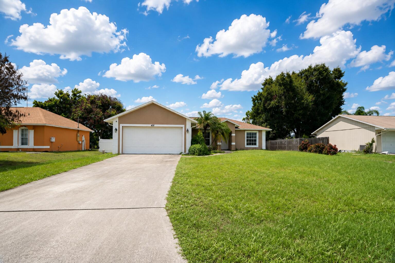 Foto de propiedad en 491 SE STARFLOWER Avenue, Port St. Lucie, FL 34983 Port St. Lucie con MLS# 