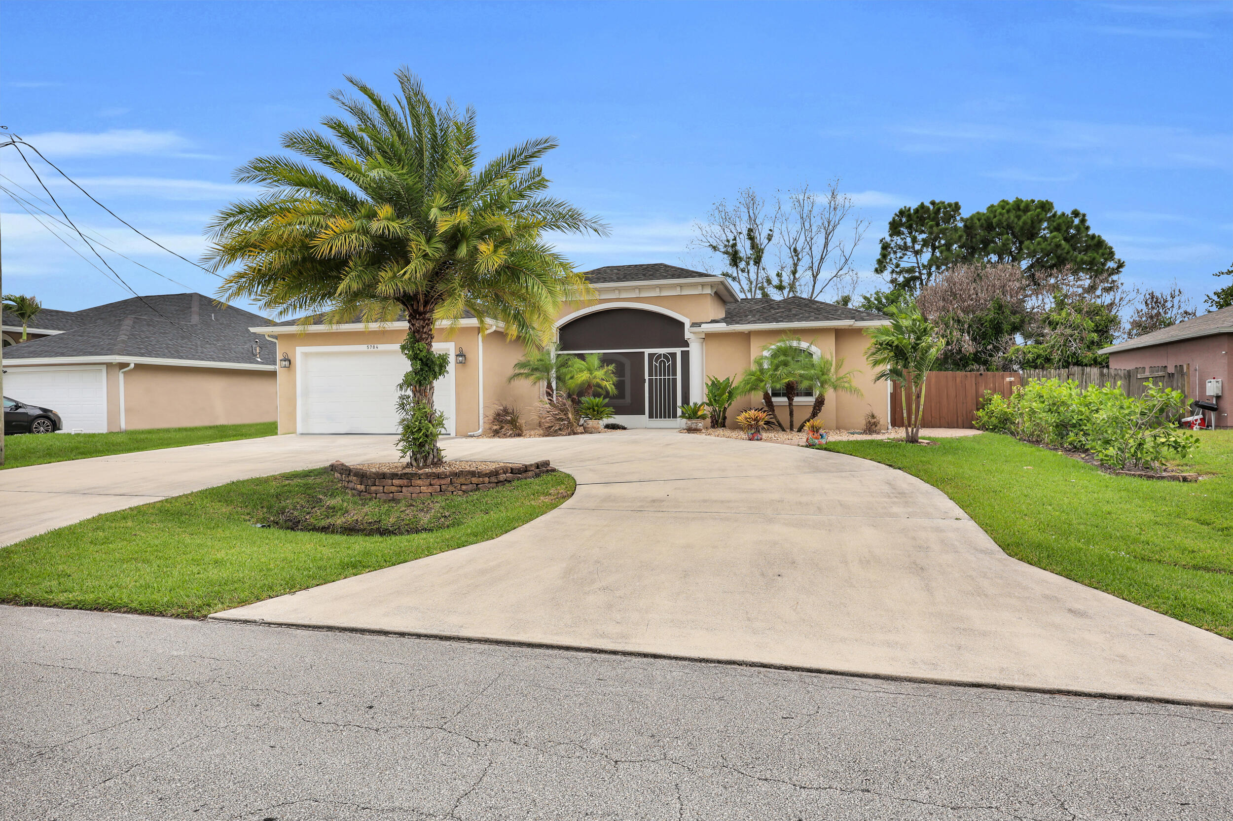 Foto de propiedad en 5784 NW WESLEY Road, Port St. Lucie, FL 34986 Port St. Lucie con MLS# 