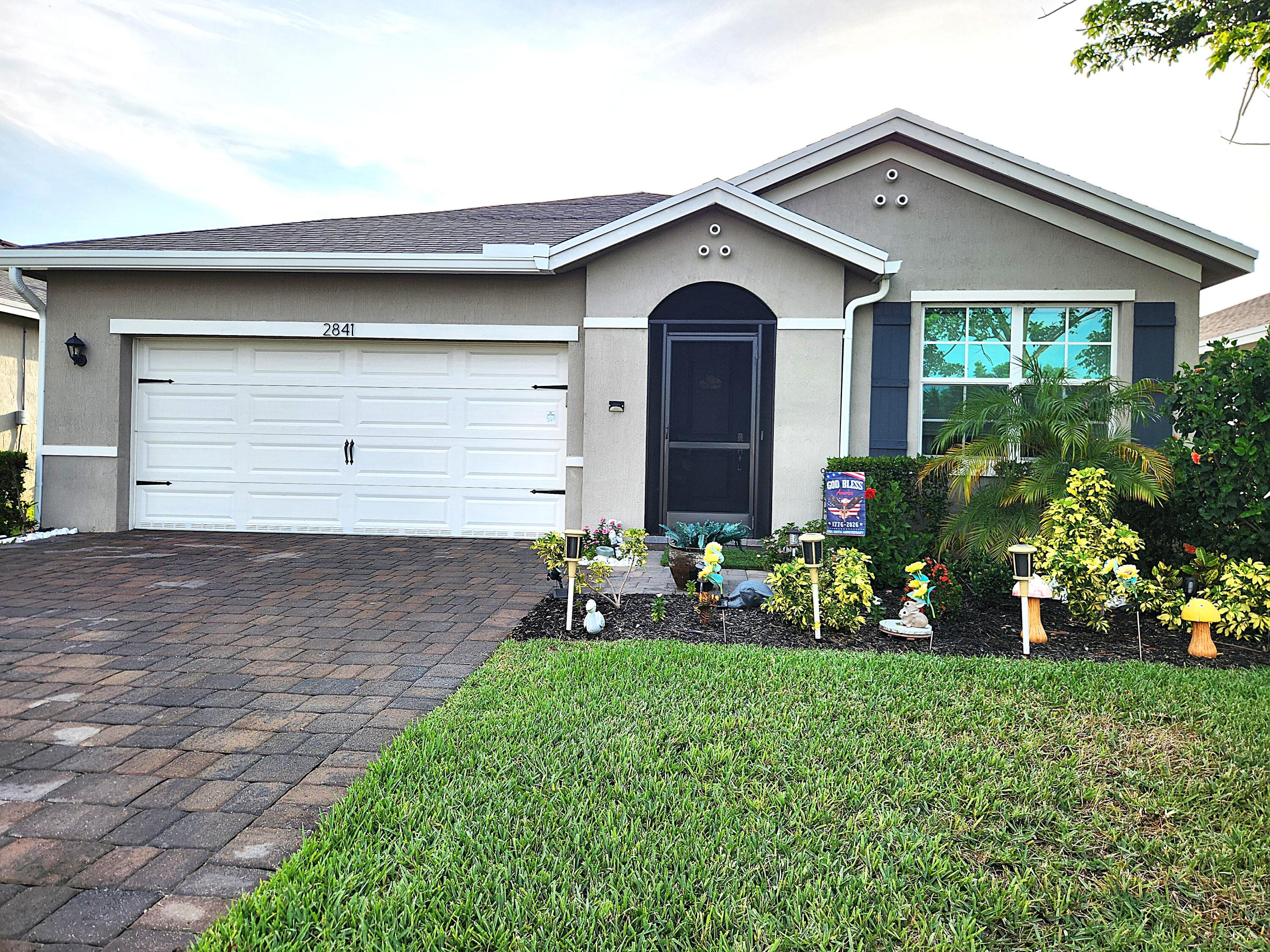 Foto de propiedad en 2841 NE BREEZEWAY Circle, Jensen Beach, FL 34957 Jensen Beach con MLS# 