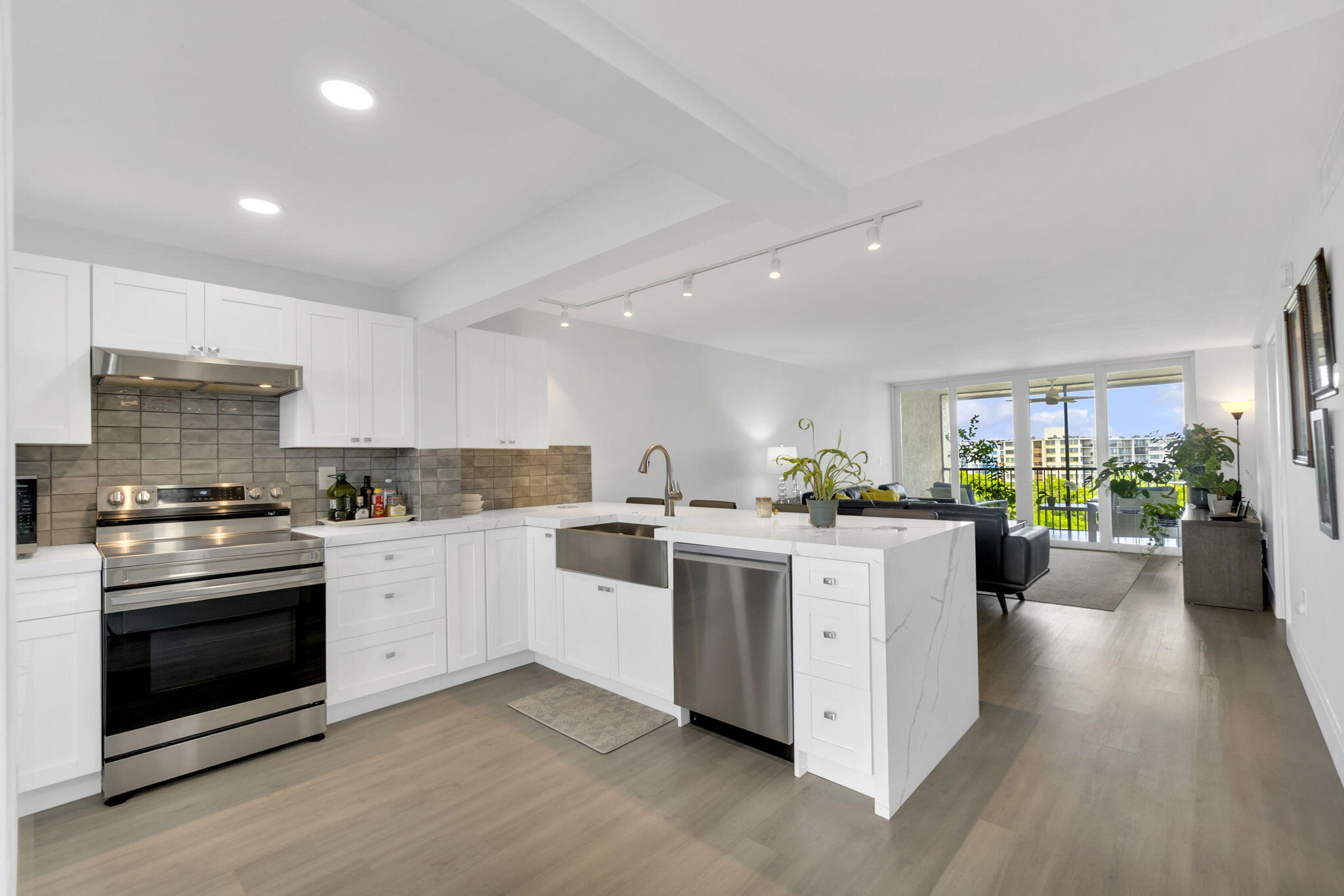 Foto de propiedad en 3940 INVERRARY Boulevard 803-A, Lauderhill, FL 33319 Lauderhill con MLS# 