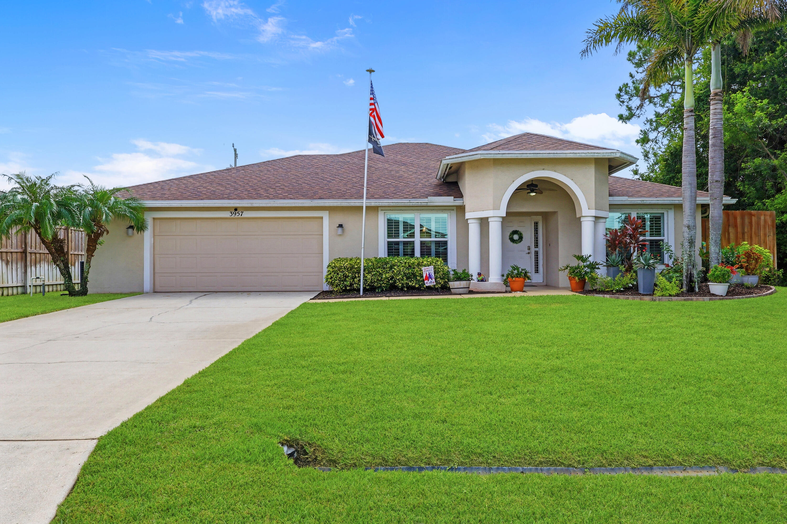 Foto de propiedad en 3957 SW Helmlinger Street, Port St. Lucie, FL 34953 Port St. Lucie con MLS# 