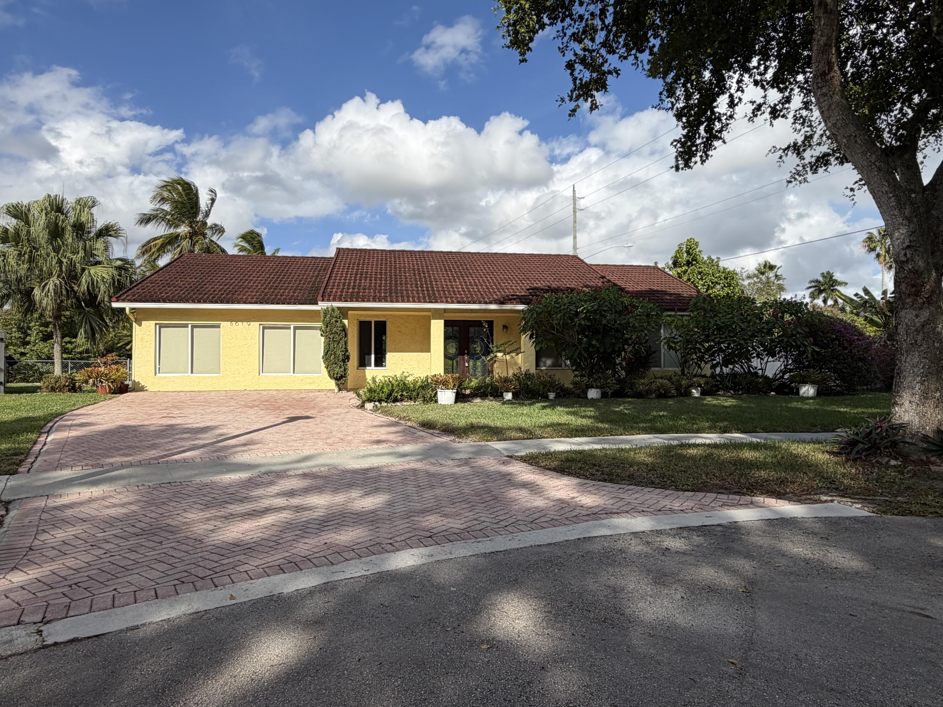Foto de propiedad en 8619 SW 51st Street, Cooper City, FL 33328 Cooper City con MLS# 