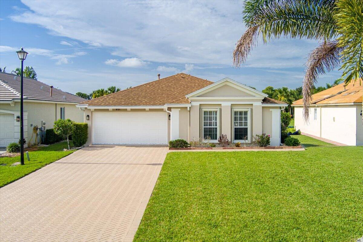 Foto de propiedad en 401 SW Lake Forest Way, FL 34986  con MLS# 