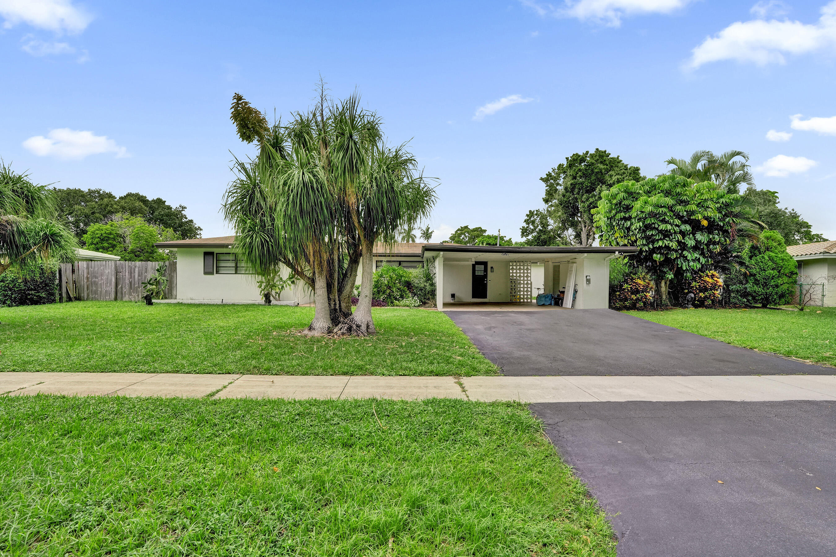 Foto de propiedad en 885 Azalea Court, Plantation, FL 33317 Plantation con MLS# 