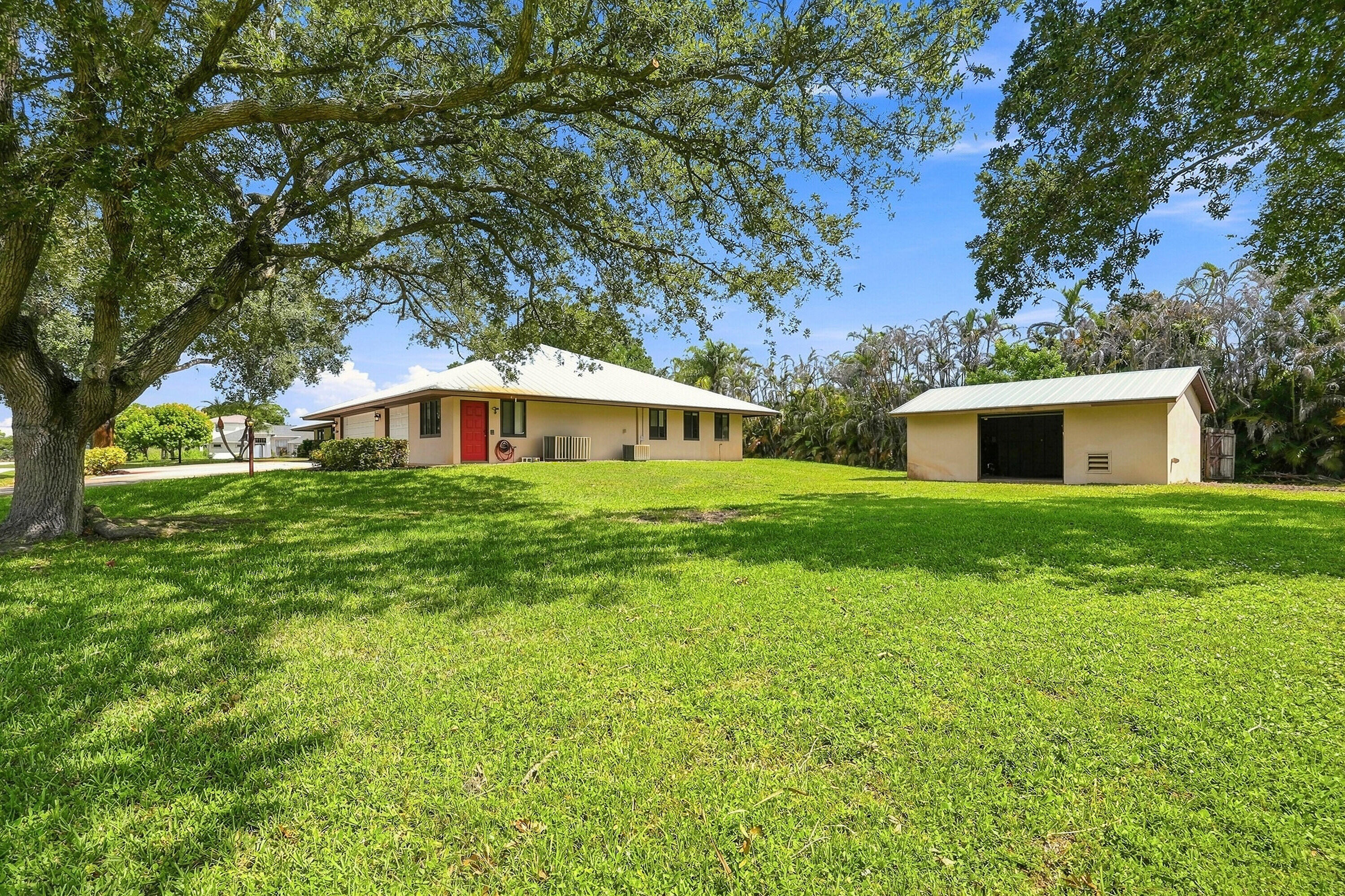 Foto de propiedad en 2381 SW BAYSHORE Boulevard, Port St. Lucie, FL 34984 Port St. Lucie con MLS# 