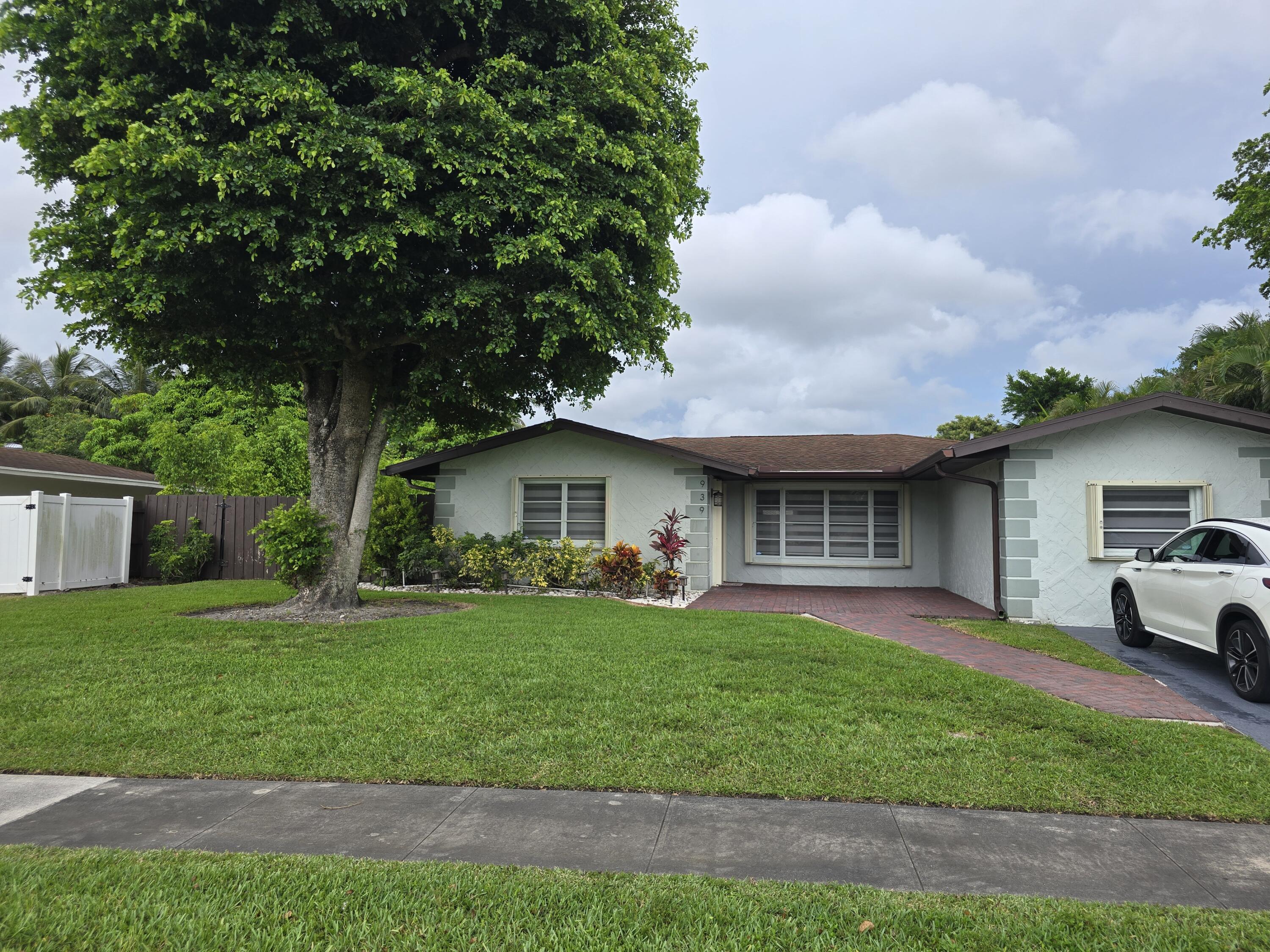 Foto de propiedad en 939 HIBISCUS Drive, Royal Palm Beach, FL 33411 Royal Palm Beach con MLS# 
