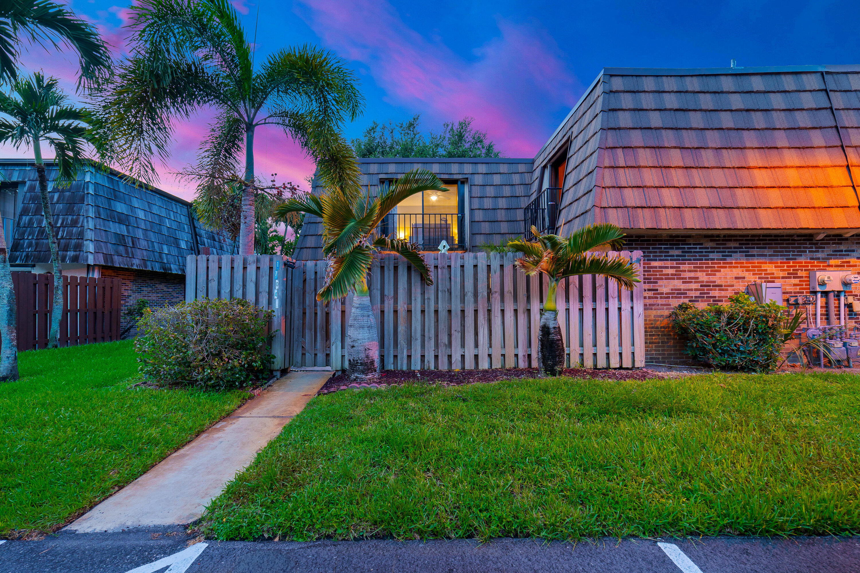 Foto de propiedad en 1704 FOREST LAKES Circle A, West Palm Beach, FL 33406 West Palm Beach con MLS# 
