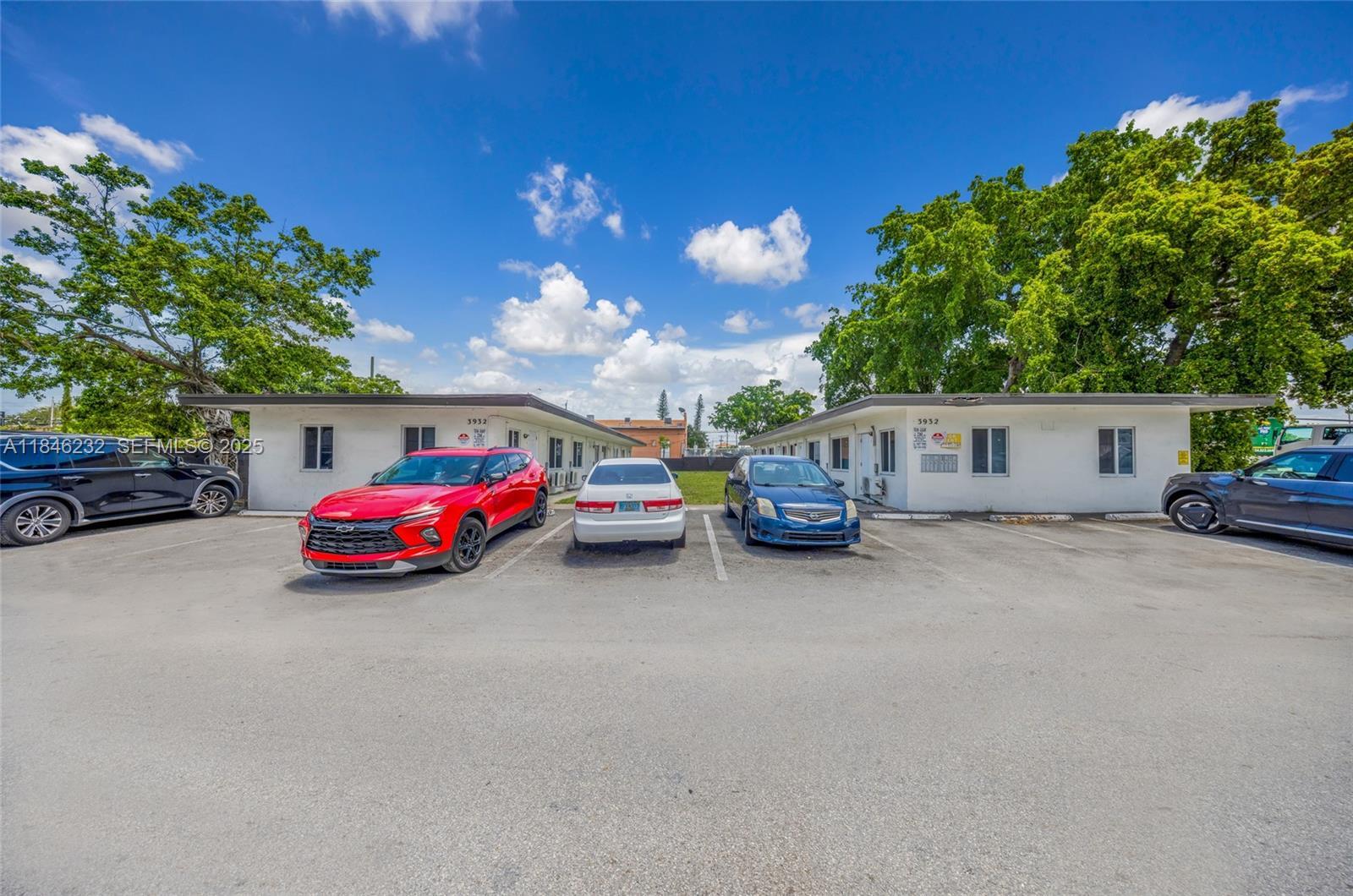 Foto de propiedad en 3932 SW 12TH Place 1-8, Fort Lauderdale, FL 33312 Fort Lauderdale con MLS# 