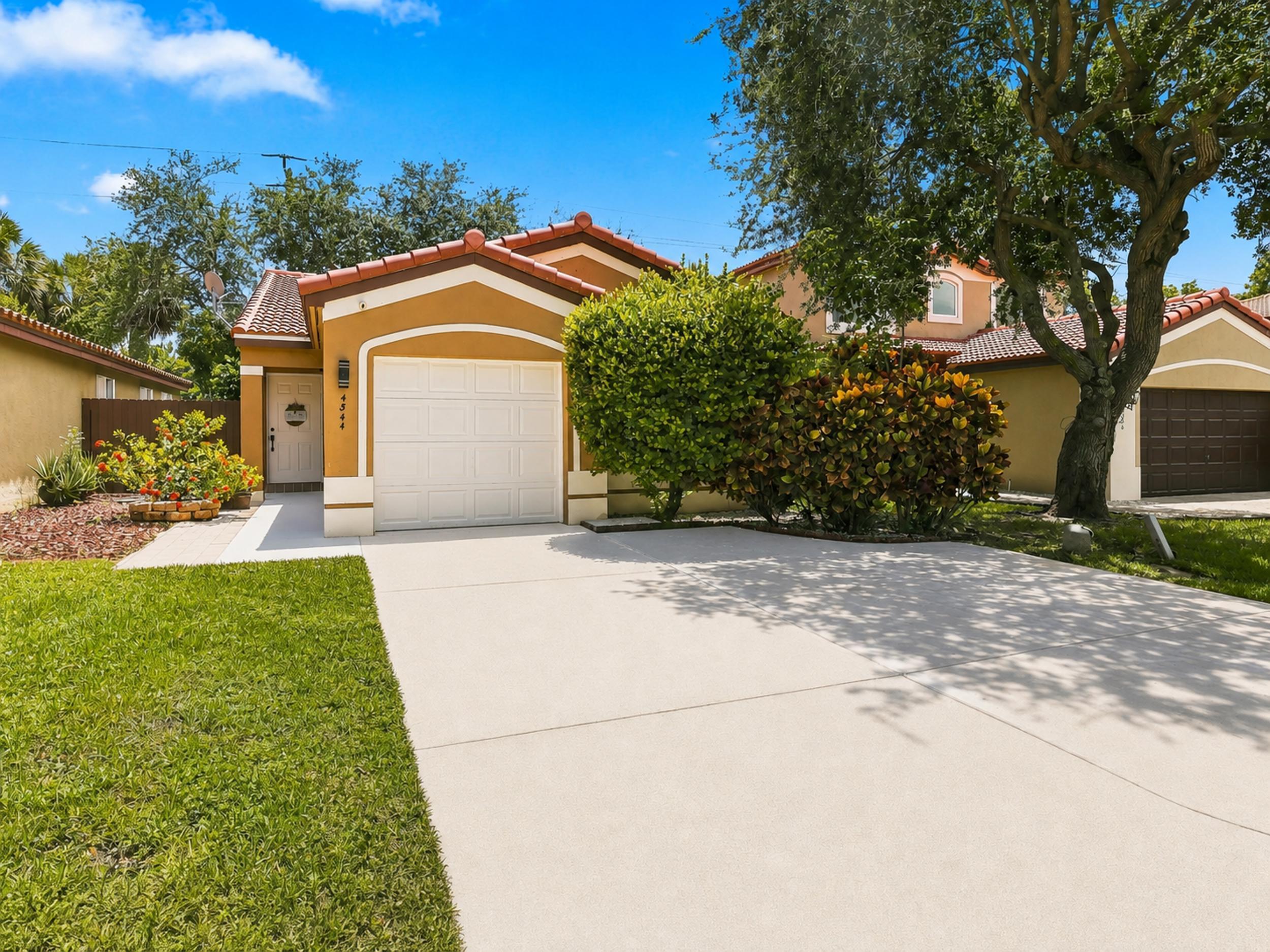 Foto de propiedad en 4344 NW 1st Street, Deerfield Beach, FL 33442 Deerfield Beach con MLS# 