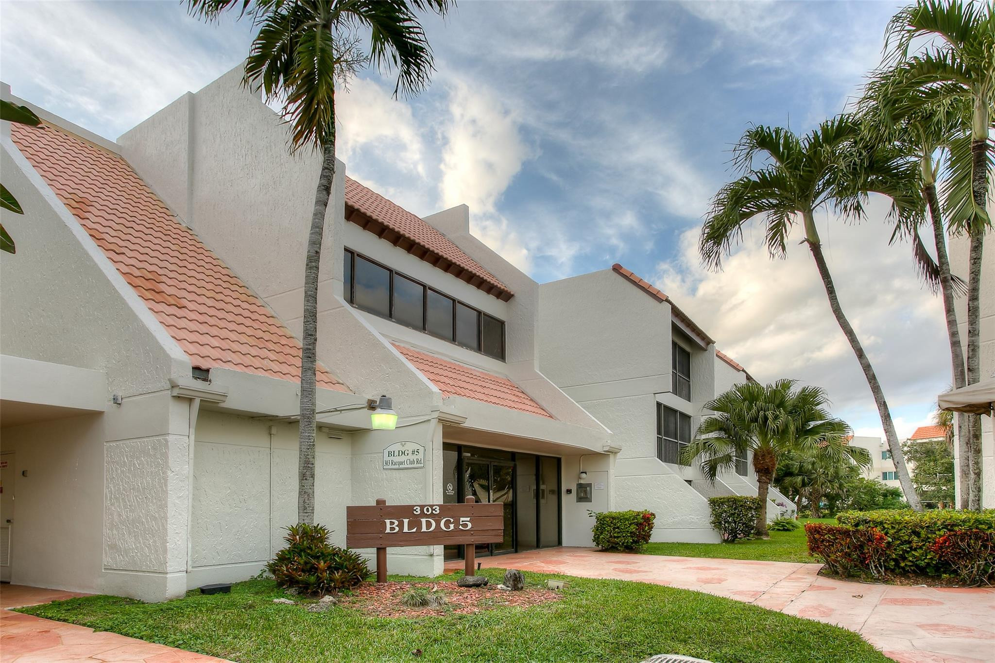 Foto de propiedad en 303 RACQUET CLUB Road 312, Weston, FL 33326 Weston con MLS# 