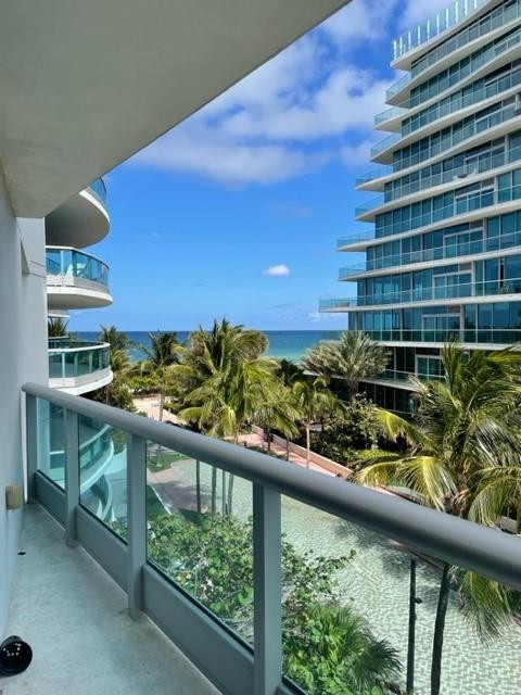 Foto de propiedad en 9401 Collins Avenue 402, Surfside, FL 33154 Surfside con MLS# 