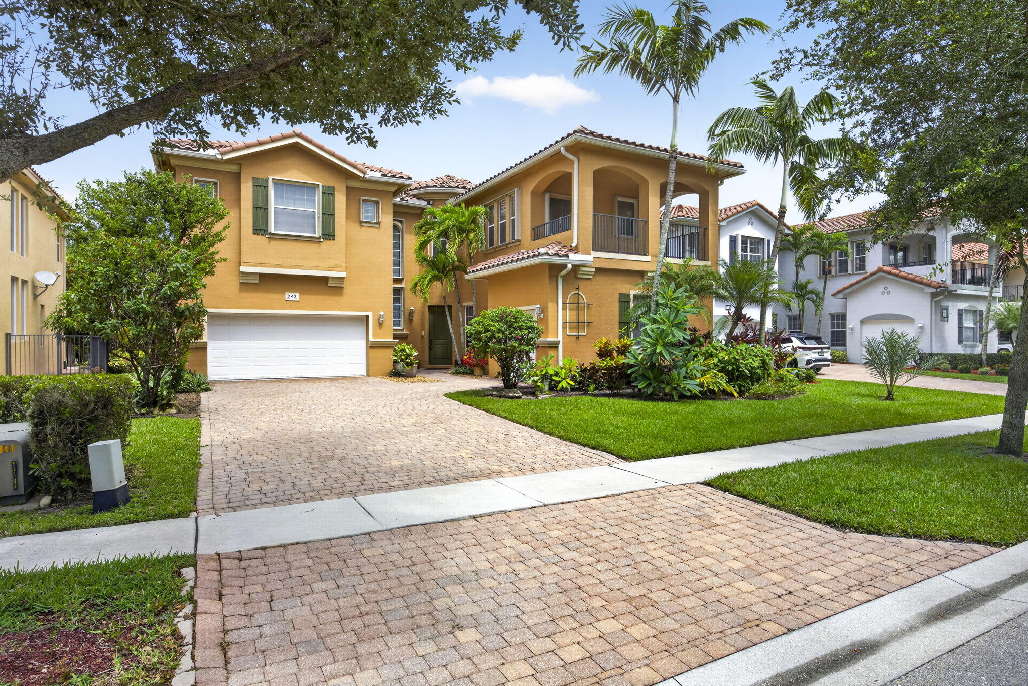 Foto de propiedad en 742 Cresta Circle, West Palm Beach, FL 33413 West Palm Beach con MLS# 