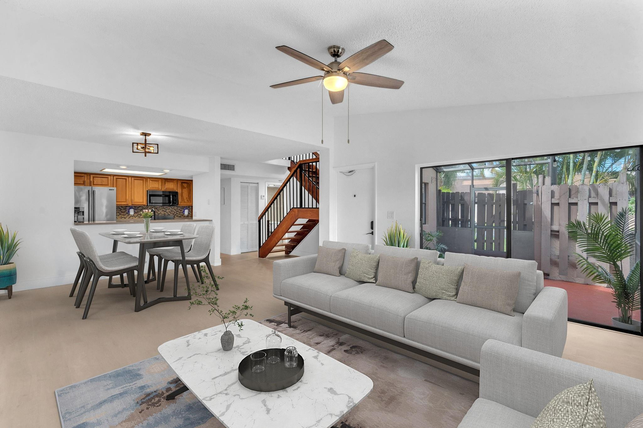 Foto de propiedad en 12359 NW 11TH Court, Pembroke Pines, FL 33026 Pembroke Pines con MLS# 