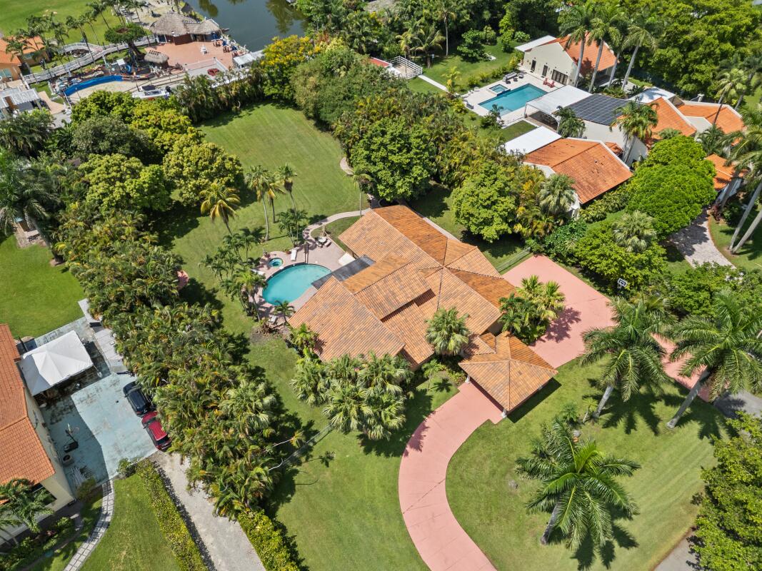 Foto de propiedad en 10010 NW 135th Street, Hialeah Gardens, FL 33018 Hialeah Gardens con MLS# 