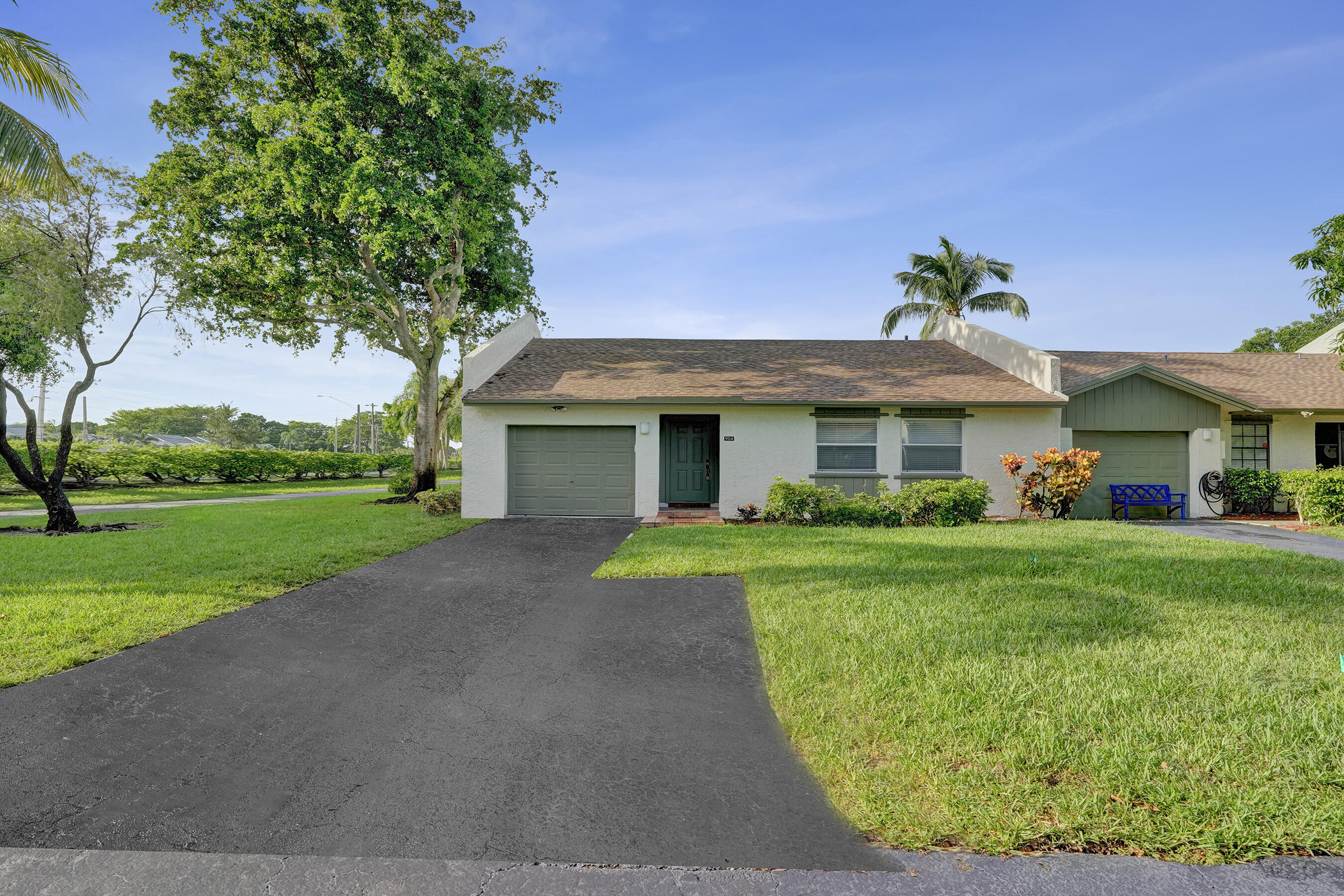 Foto de propiedad en 904 NW 51ST Street, Deerfield Beach, FL 33064 Deerfield Beach con MLS# 