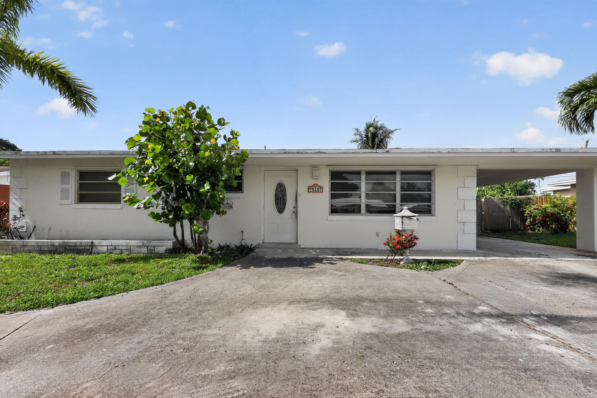 Foto de propiedad en 414 FORESTERIA Drive, Lake Park, FL 33403 Lake Park con MLS# 