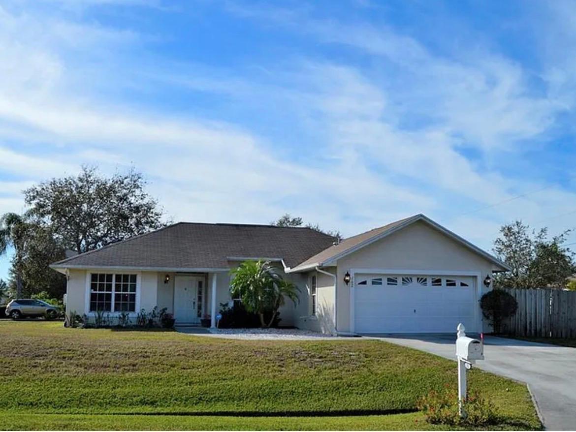 Foto de propiedad en 102 SW GLENWOOD Drive, Port St. Lucie, FL 34984 Port St. Lucie con MLS# 