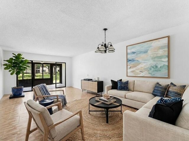 Foto de propiedad en 3349 Lucerne Park Drive, Greenacres, FL 33467 Greenacres con MLS# 
