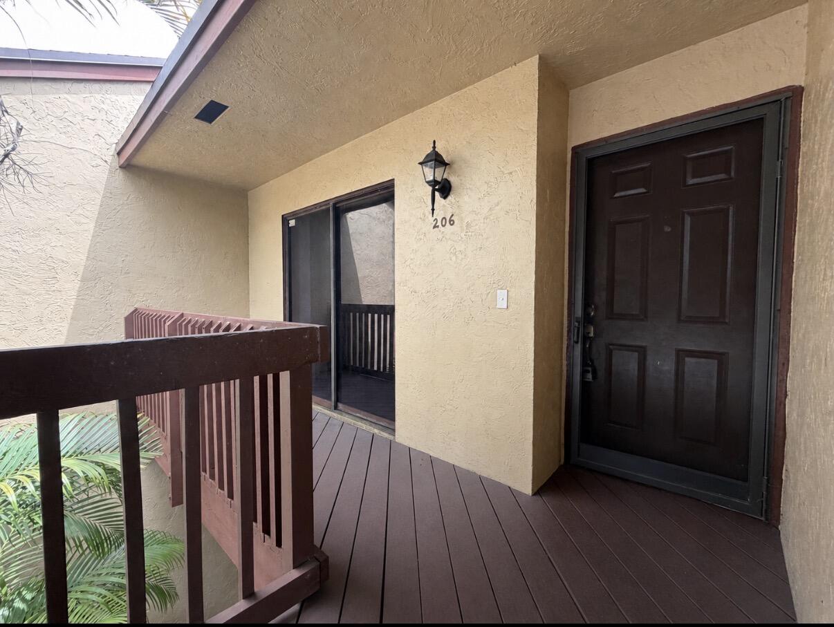 Foto de propiedad en 206 Lakeview Drive E, Royal Palm Beach, FL 33411 Royal Palm Beach con MLS# 