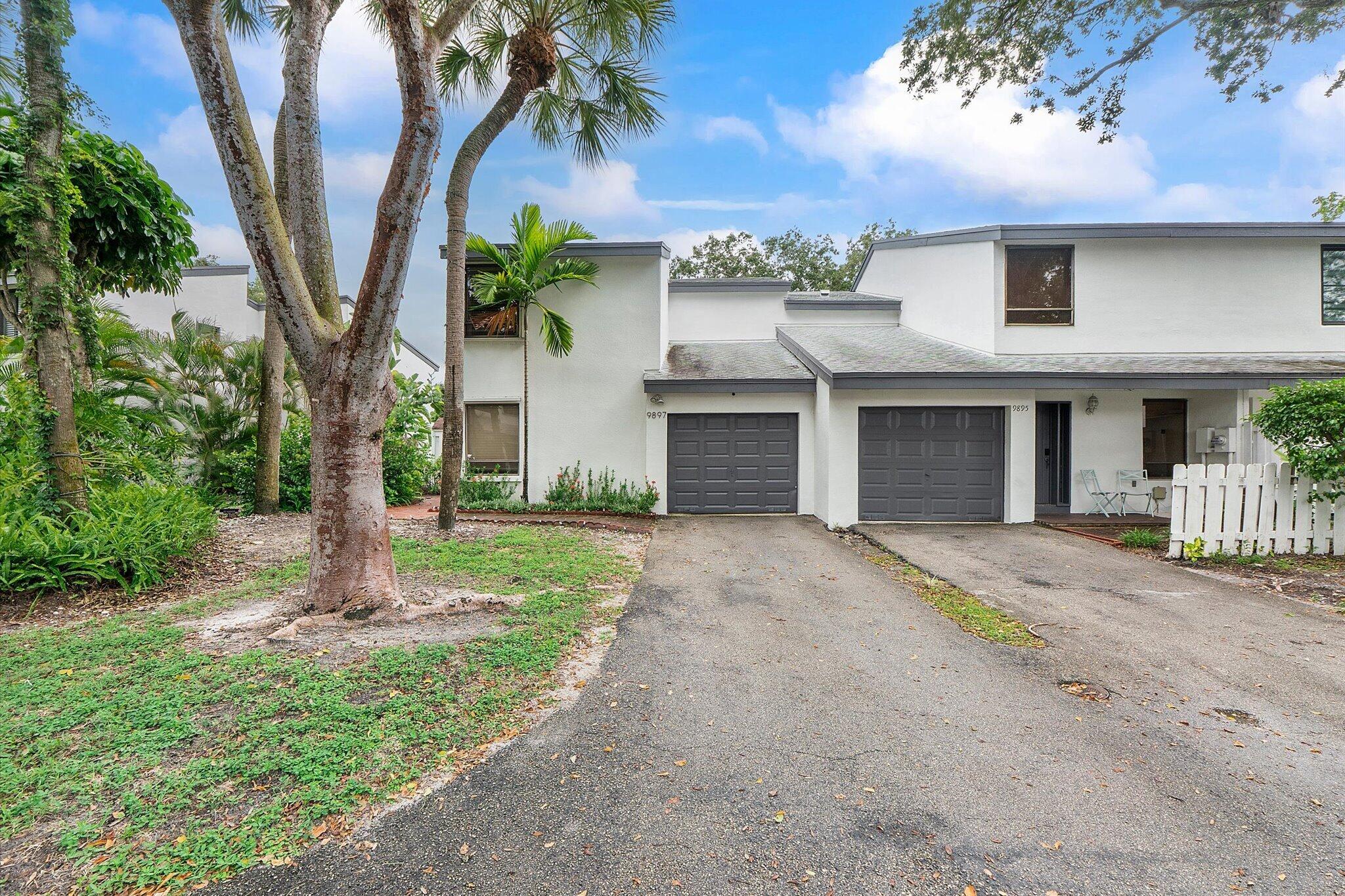 Foto de propiedad en 9897 Fairway Cove Lane, Plantation, FL 33324 Plantation con MLS# 