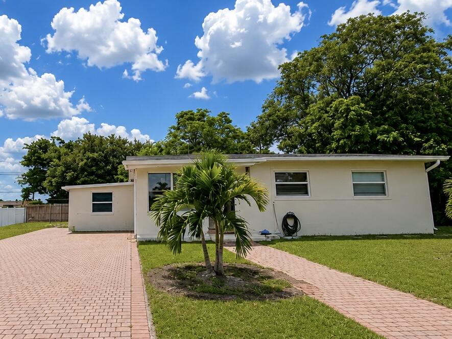 Foto de propiedad en 3300 SW 32ND Court, West Park, FL 33023 West Park con MLS# 