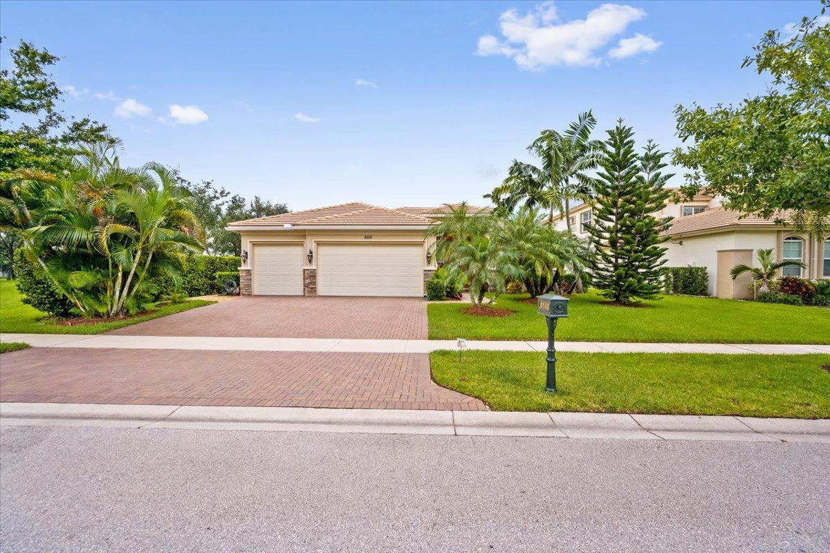 Foto de propiedad en 8152 Butler Greenwood Drive, Royal Palm Beach, FL 33411 Royal Palm Beach con MLS# 