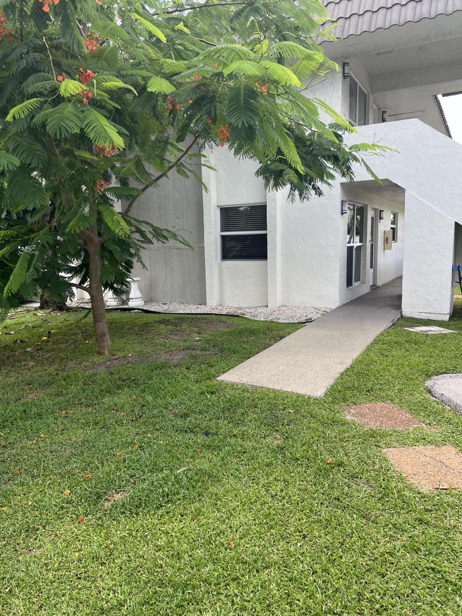GROUND FLOOR CORNER UNIT! EAST BOCA RATON
