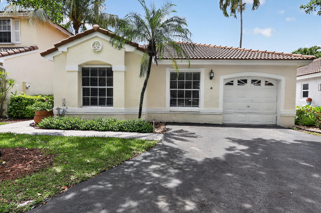 Foto de propiedad en 922 OPAL Terrace, Weston, FL 33326 Weston con MLS# 