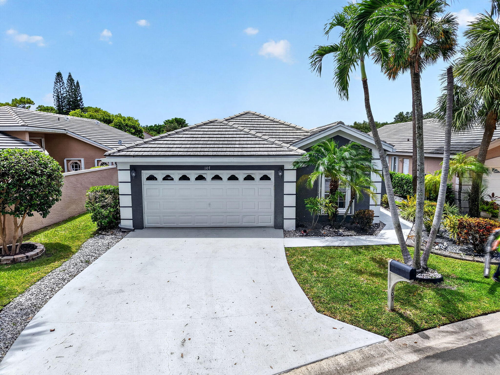 Foto de propiedad en 107 Harbor Lake Circle, Greenacres, FL 33413 Greenacres con MLS# 