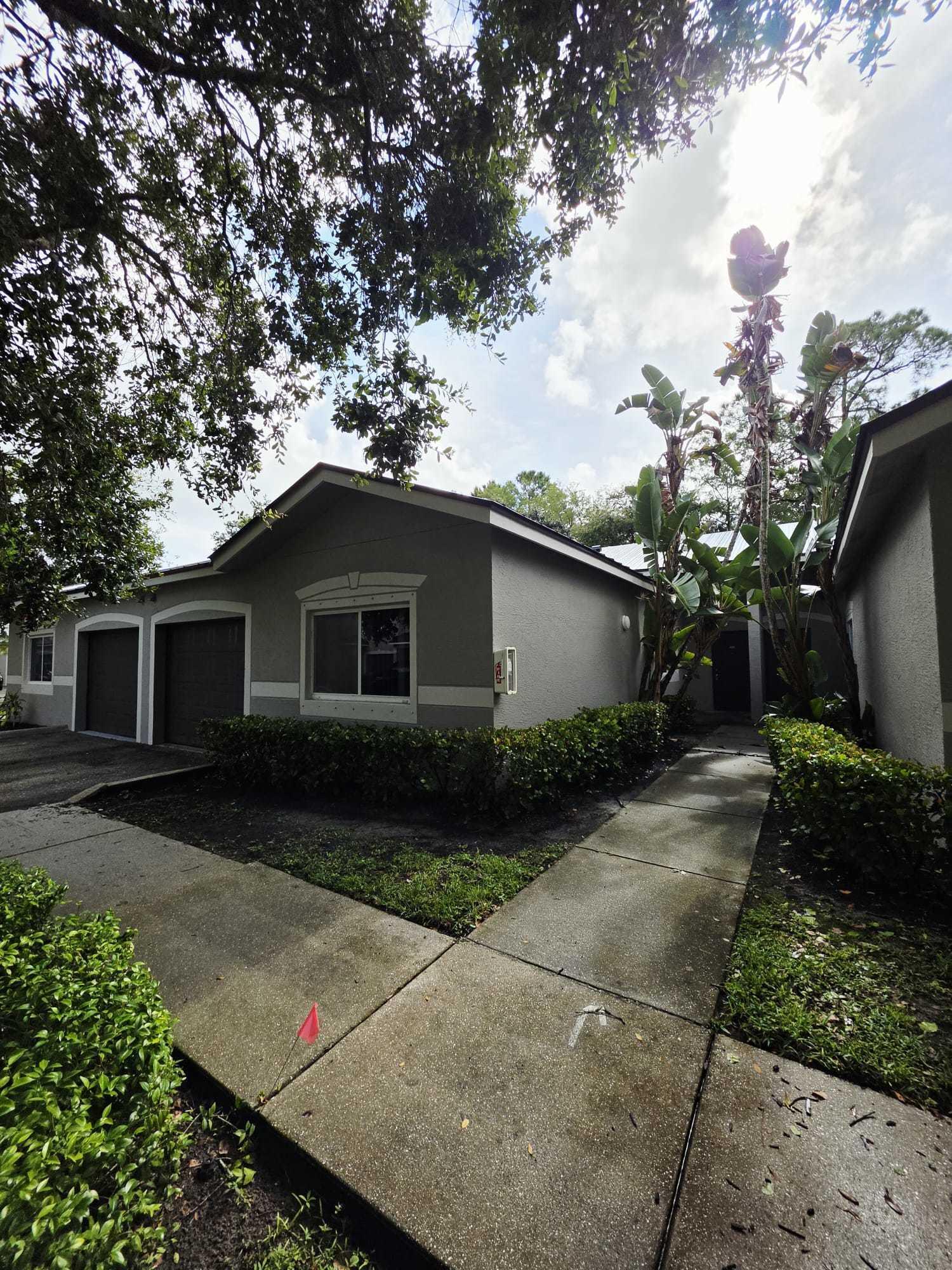 Foto de propiedad en 260 Crestwood Circle 102, Royal Palm Beach, FL 33411 Royal Palm Beach con MLS# 