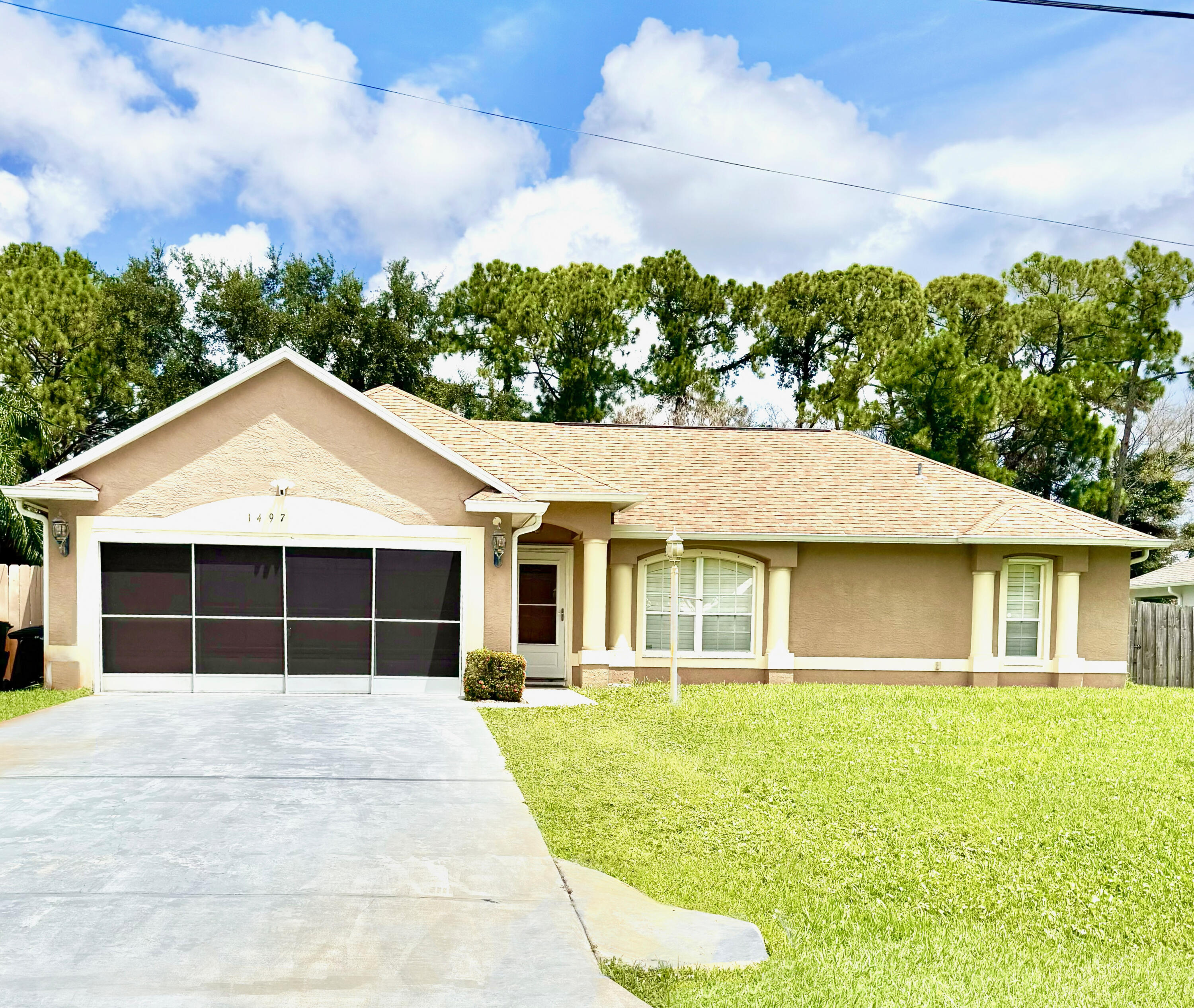 Foto de propiedad en 1497 SW Wepaco Avenue, Port St. Lucie, FL 34953 Port St. Lucie con MLS# 