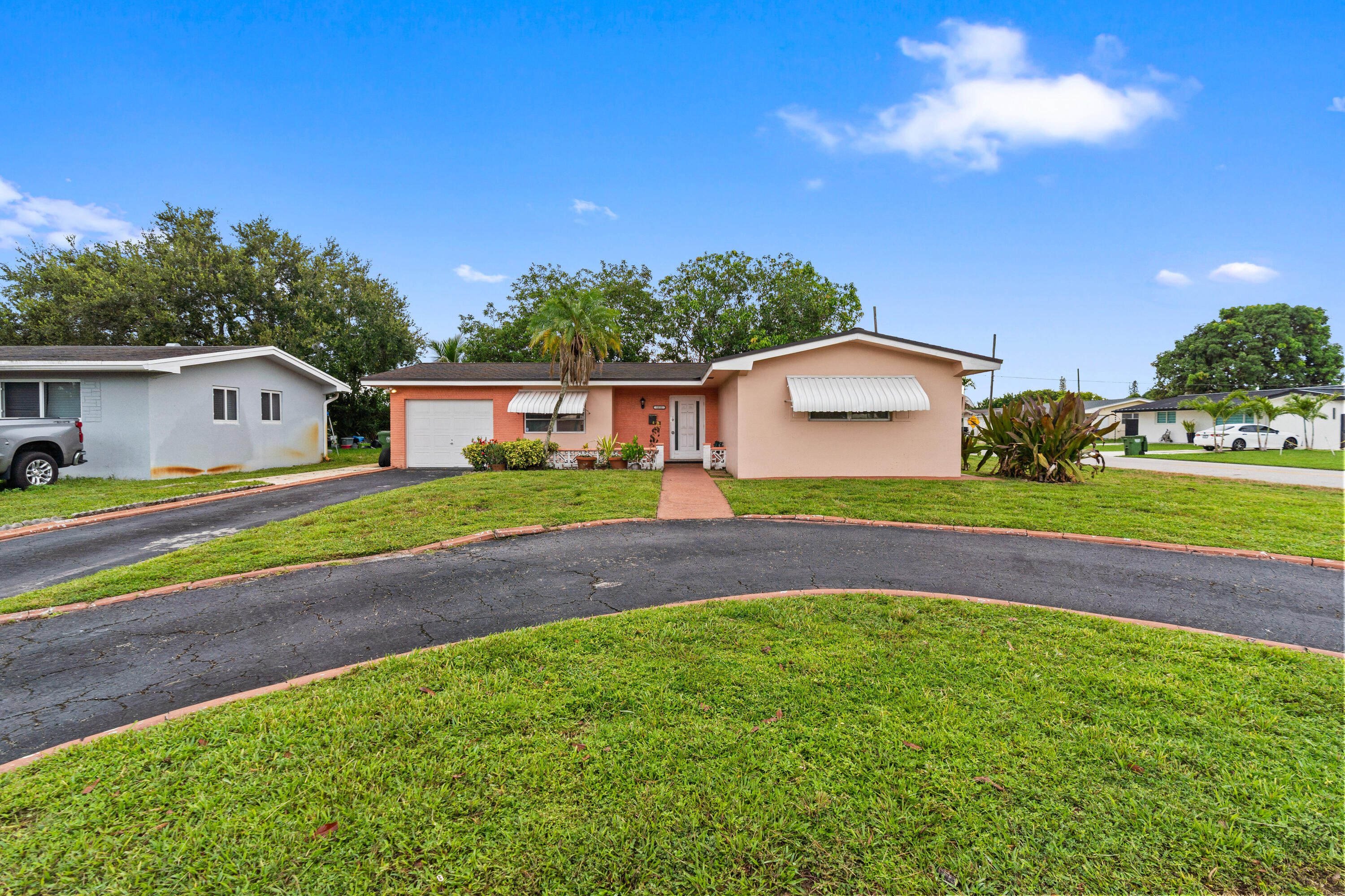 Foto de propiedad en 1111 NW 85TH Way, Pembroke Pines, FL 33024 Pembroke Pines con MLS# 