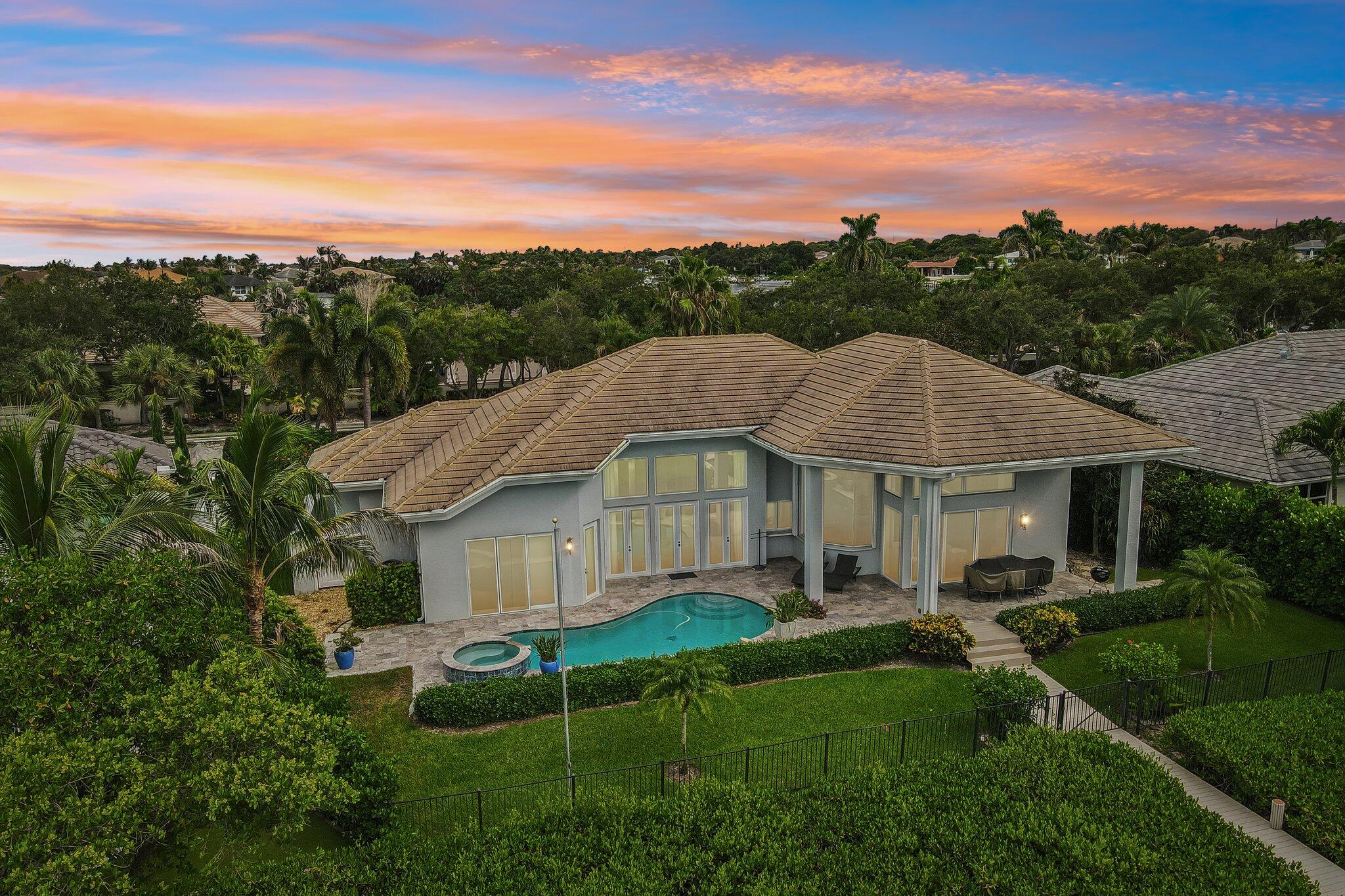 Foto de propiedad en 8651 SE Somerset Island Way, Jupiter, FL 33458 Jupiter con MLS# 