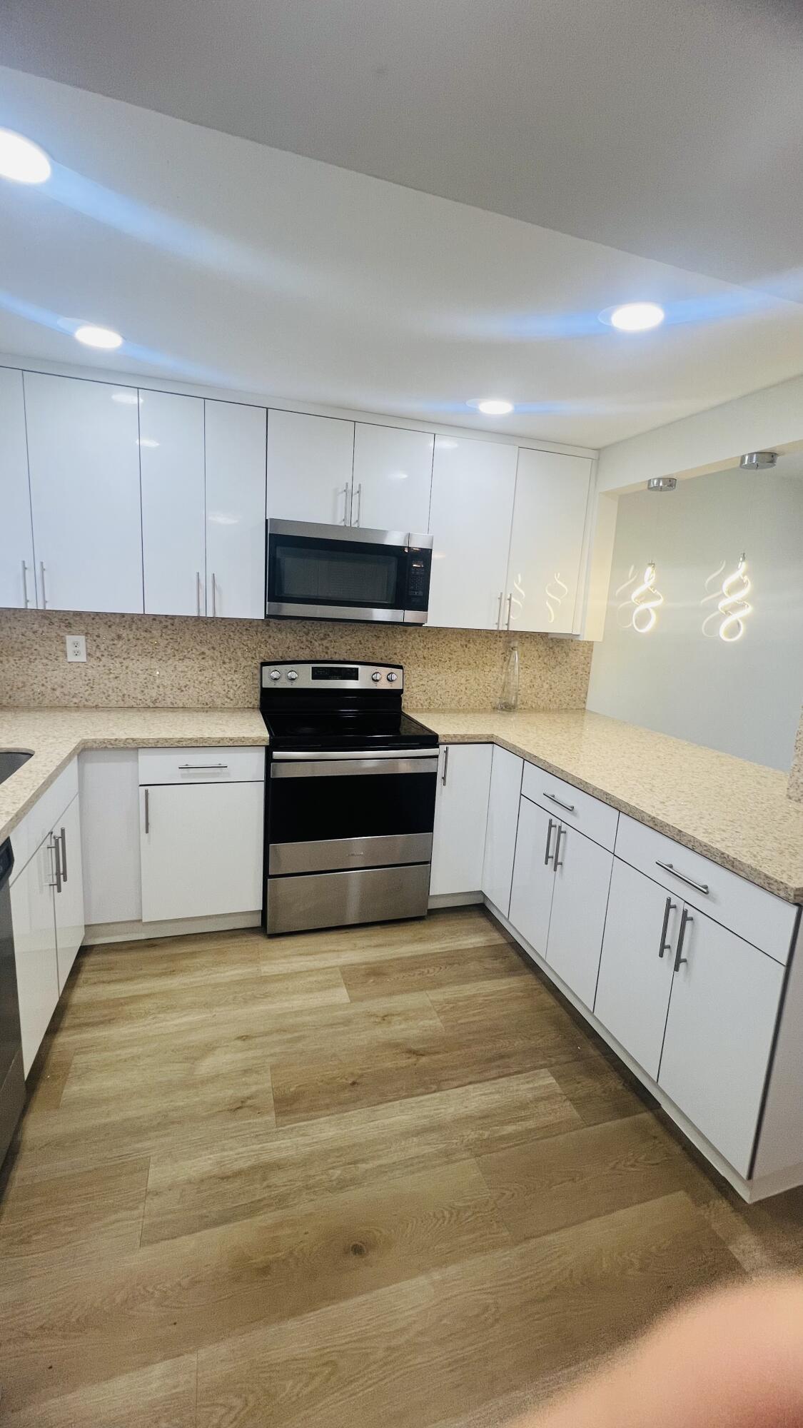 Foto de propiedad en 8345 SUNRISE LAKES Boulevard 304, Sunrise, FL 33322 Sunrise con MLS# 